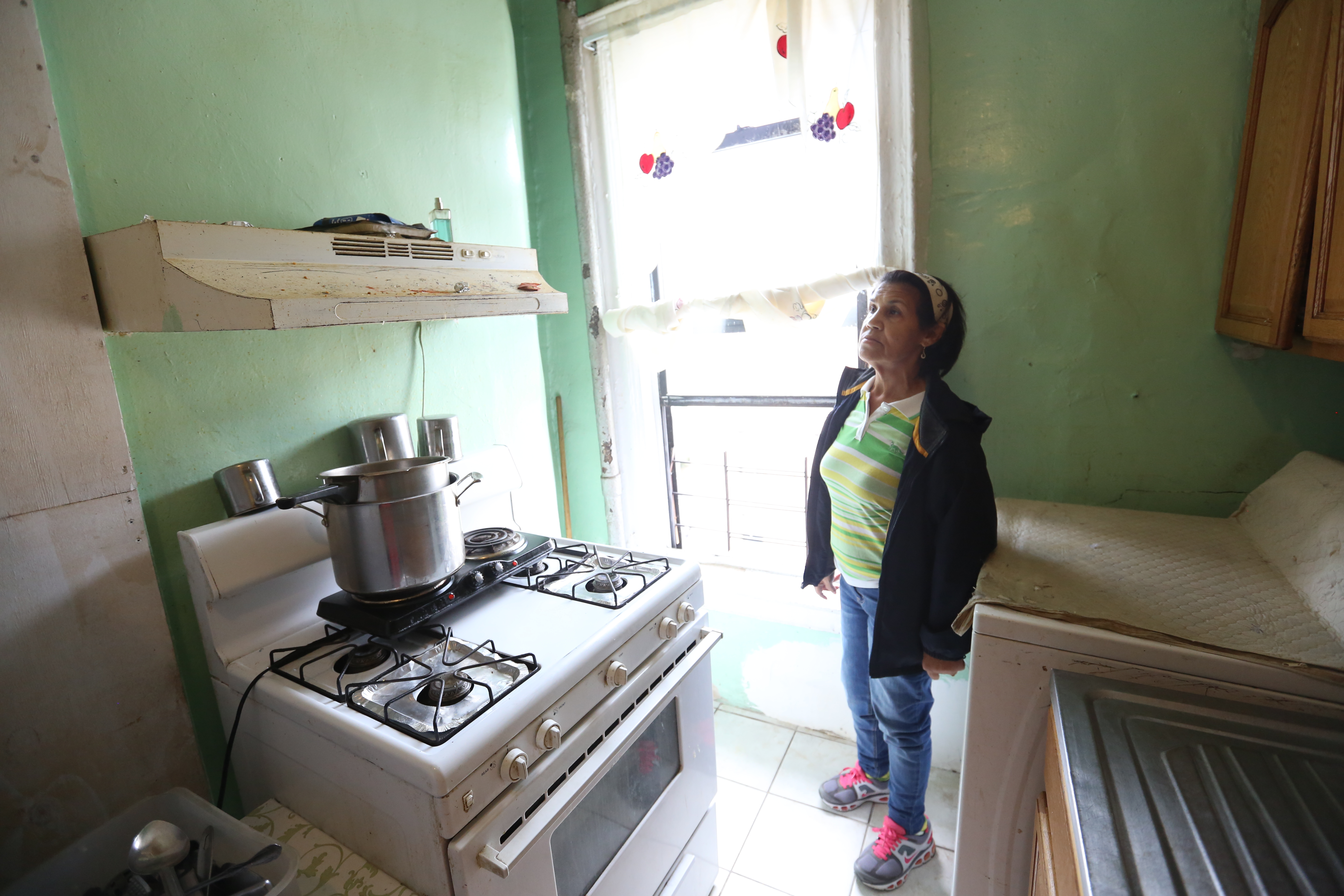 Joaquina Lopez. Inquilinos denuncian terrribles condiciones de vivienda en la Calle Oeste 161 en Manhattan.