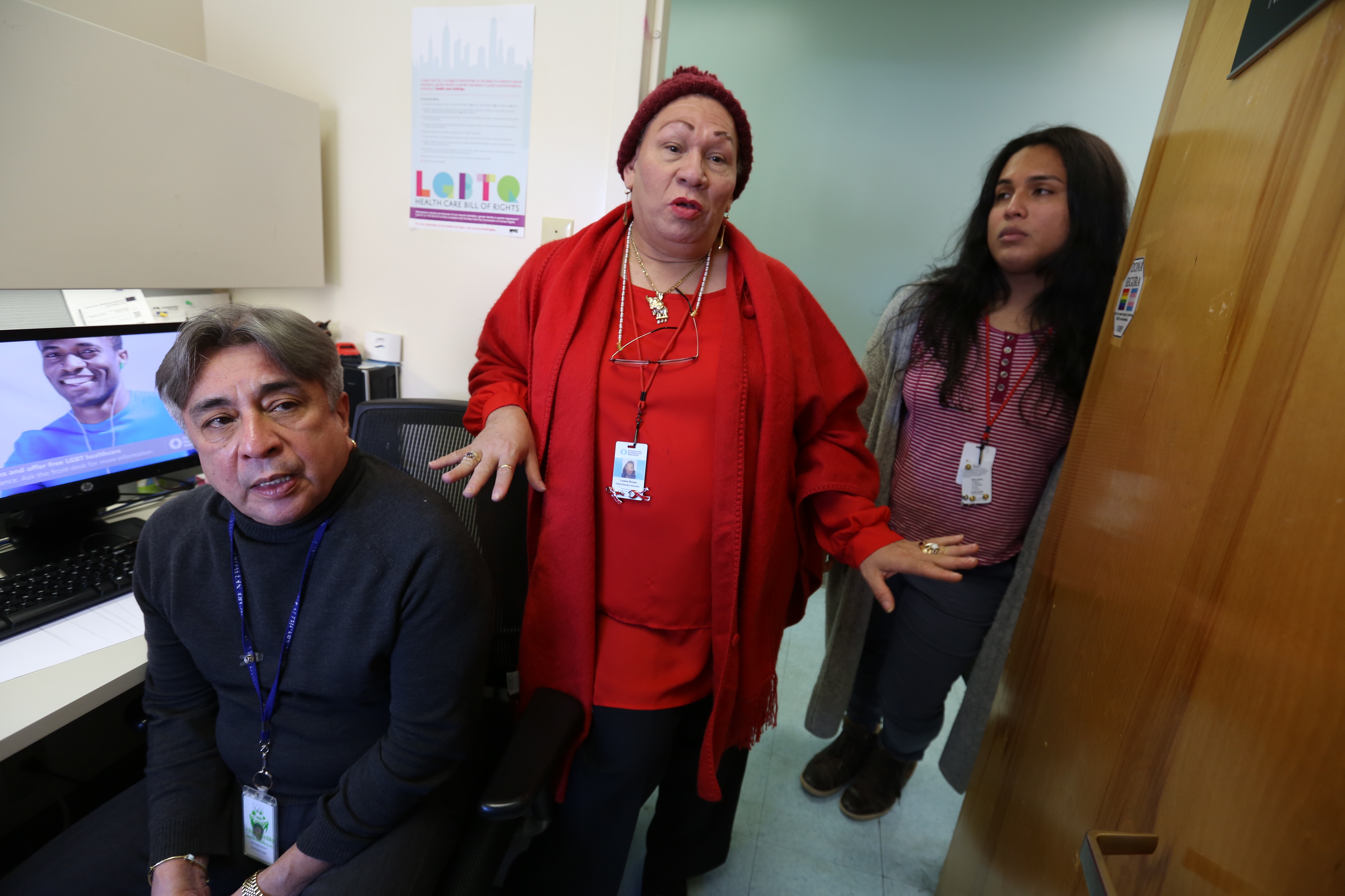 Doctor Freddy Molano con Lorena Borjas y Liaam Bowes-Lyon en Community Healthcare Network. Gobernador Cuomo perdona condena de la activista mexicana Lorena Borjas.