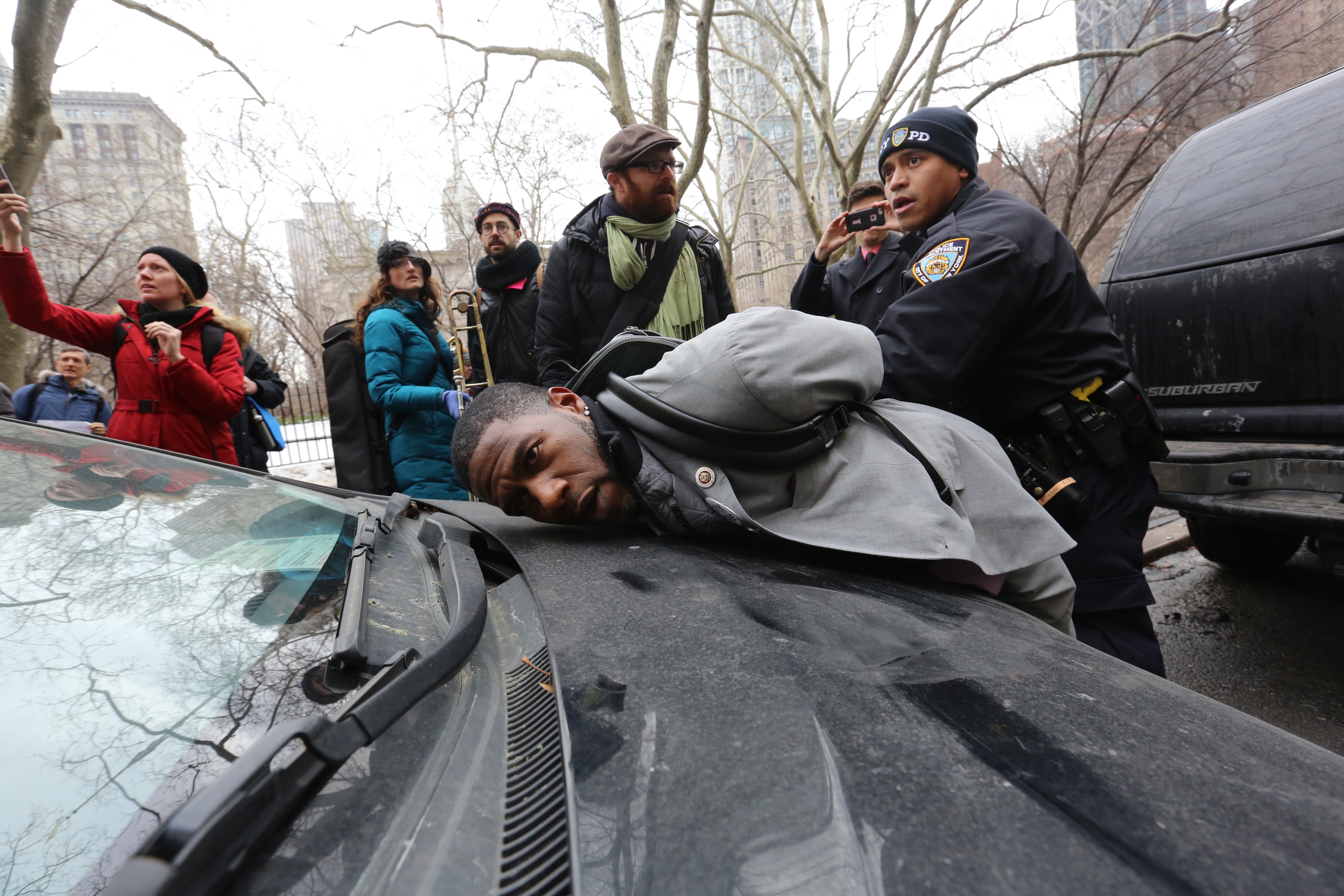 Arrestos en el bajo Manhattan luego que el inmigrante Ravi Rabgir fuera sacado en ambulancia del 26 Federal Plaza