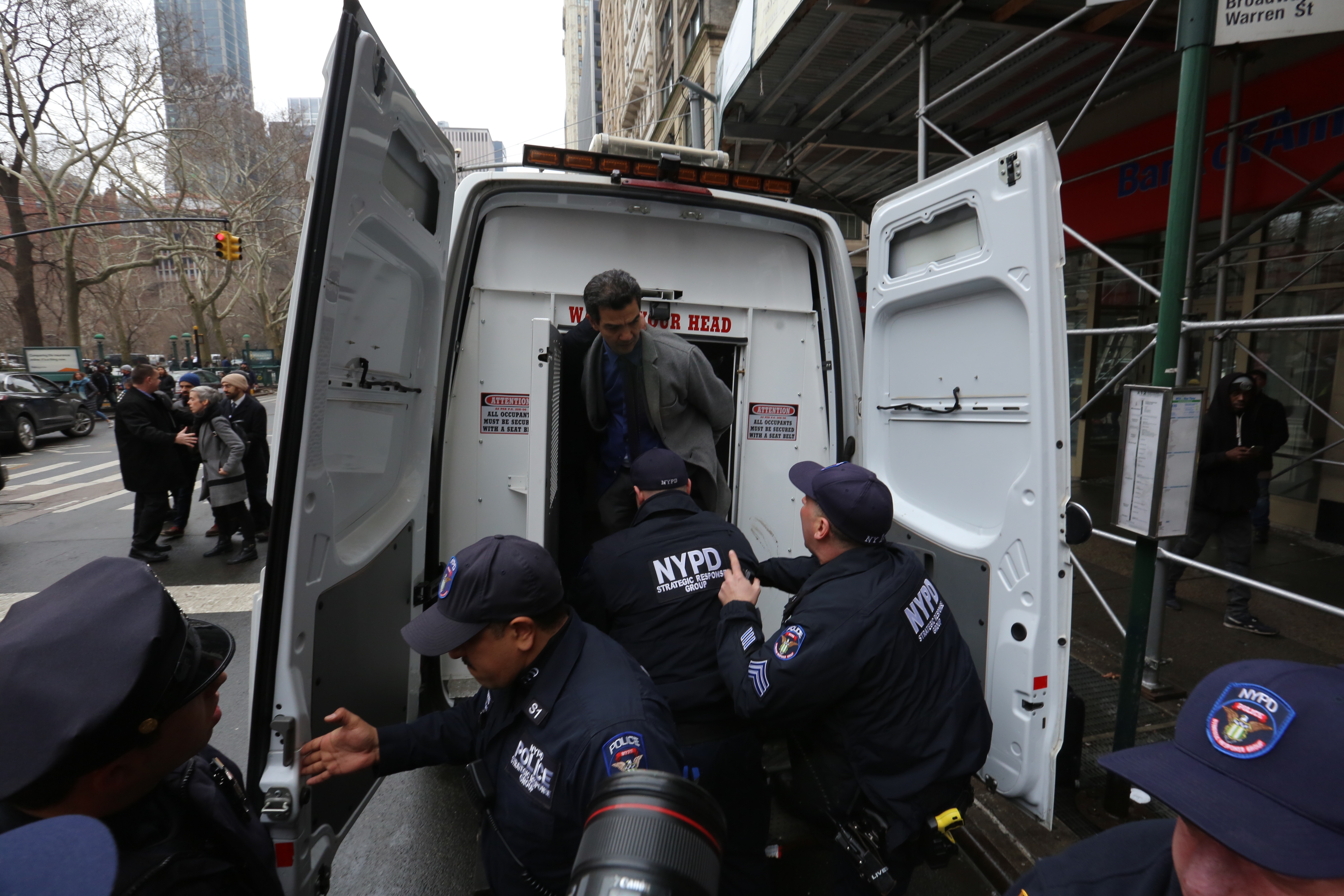 Arrestos en el bajo Manhattan luego que el inmigrante Ravi Rabgir fuera sacado en ambulancia del 26 Federal Plaza