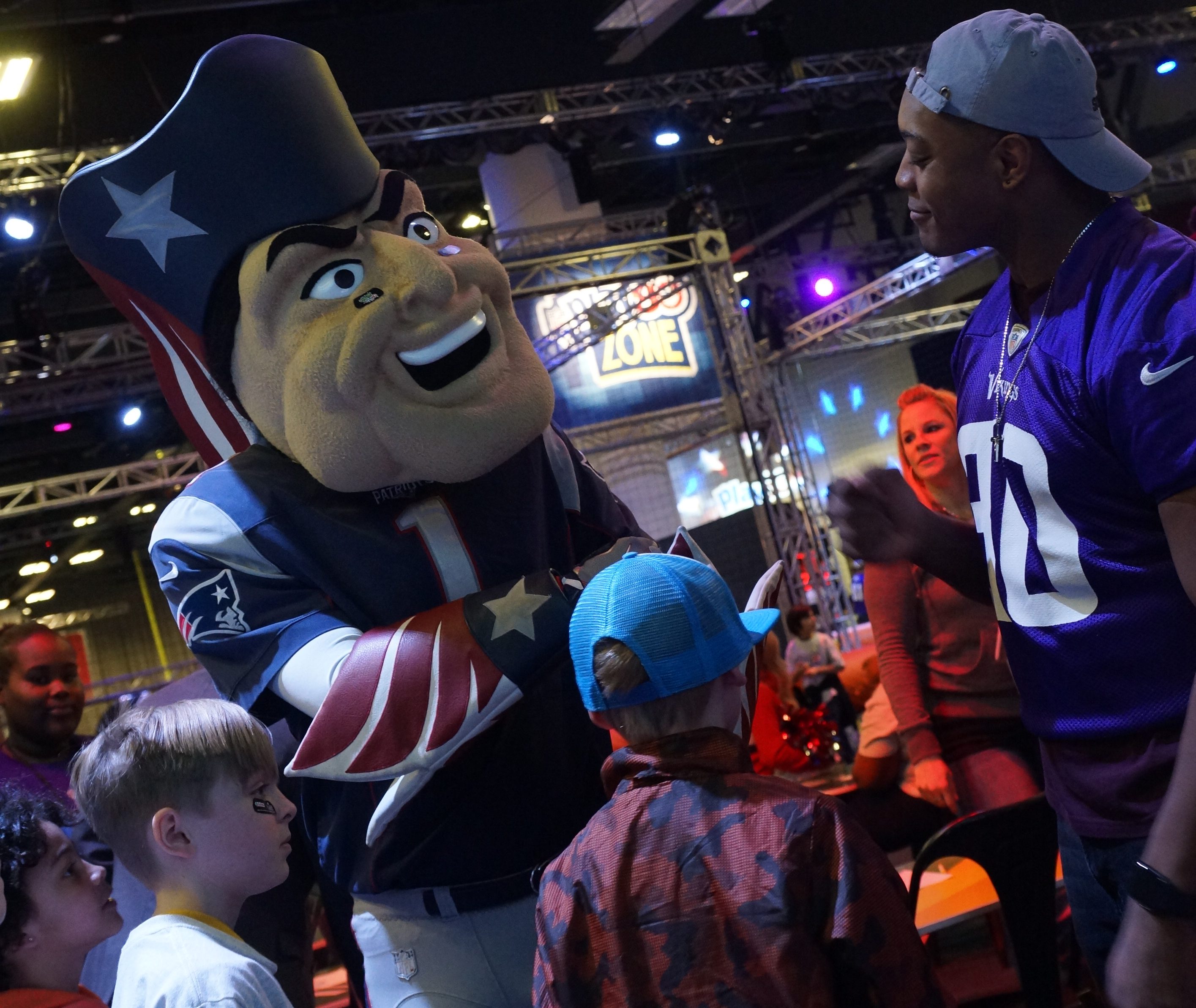 La mascota de los Patriots y el fullback de los Vikings C.J. Ham compartieron con los niños.