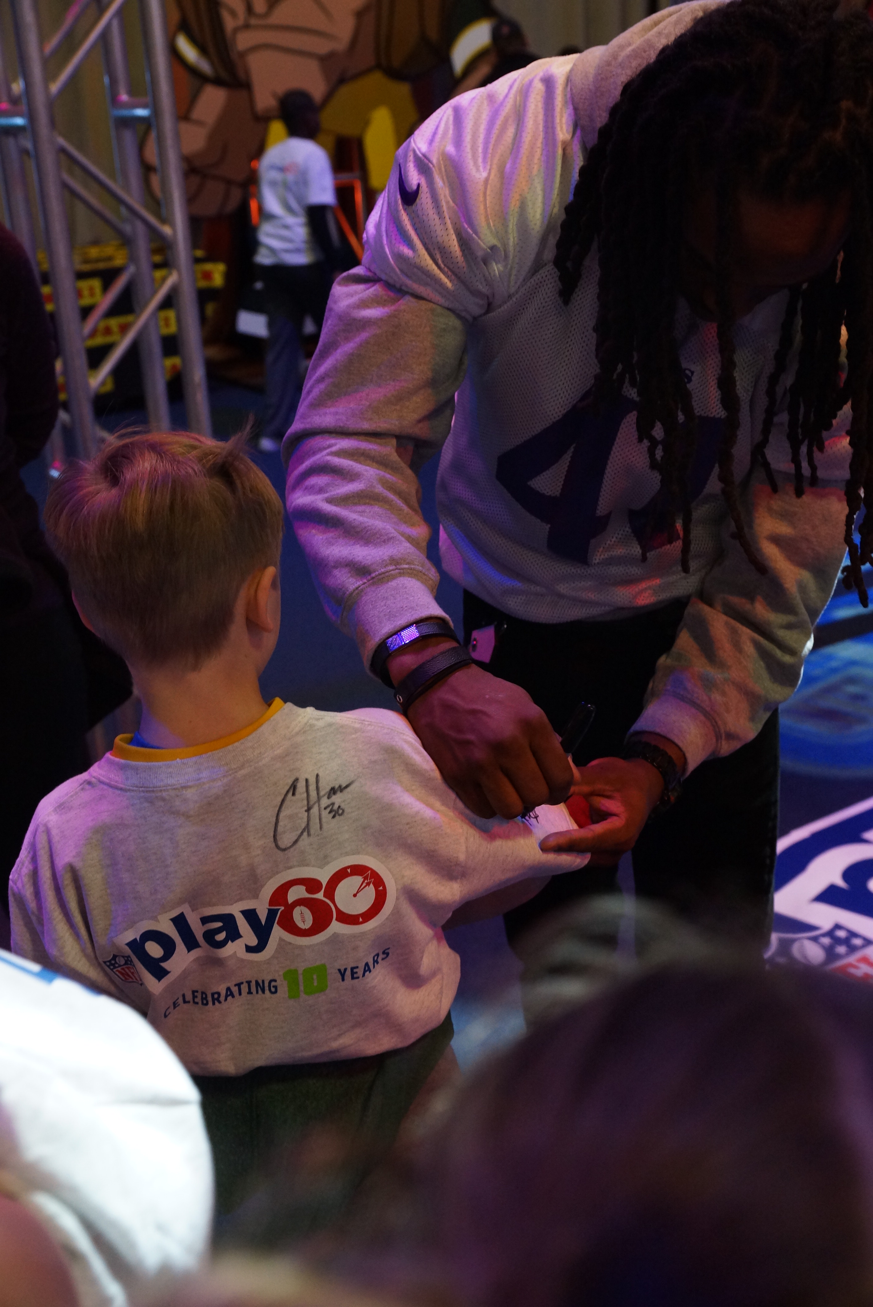 Anthony Harris, "safety" de los Vikings, firmó las camisetas de decenas de niños.