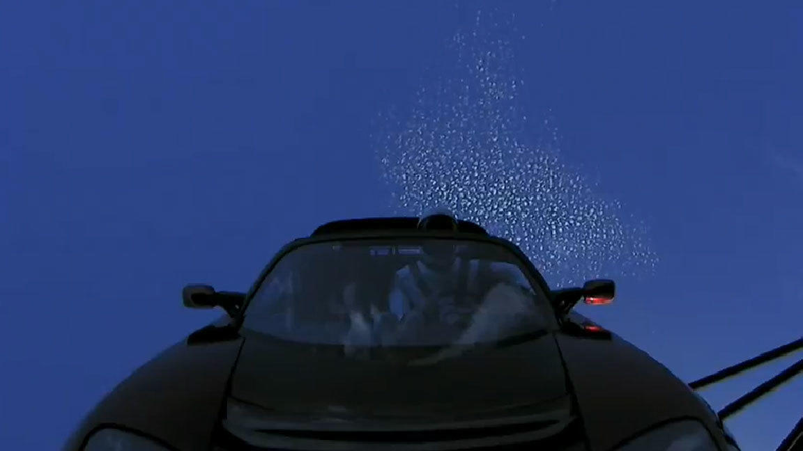 El Tesla Roadster con la Tierra de fondo.