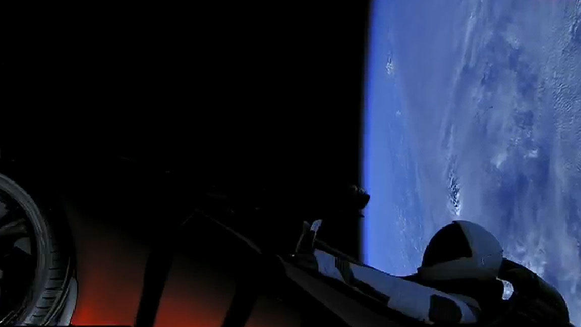 Otra toma del Tesla Roadster subido al espacio por el Falcon Heavy.