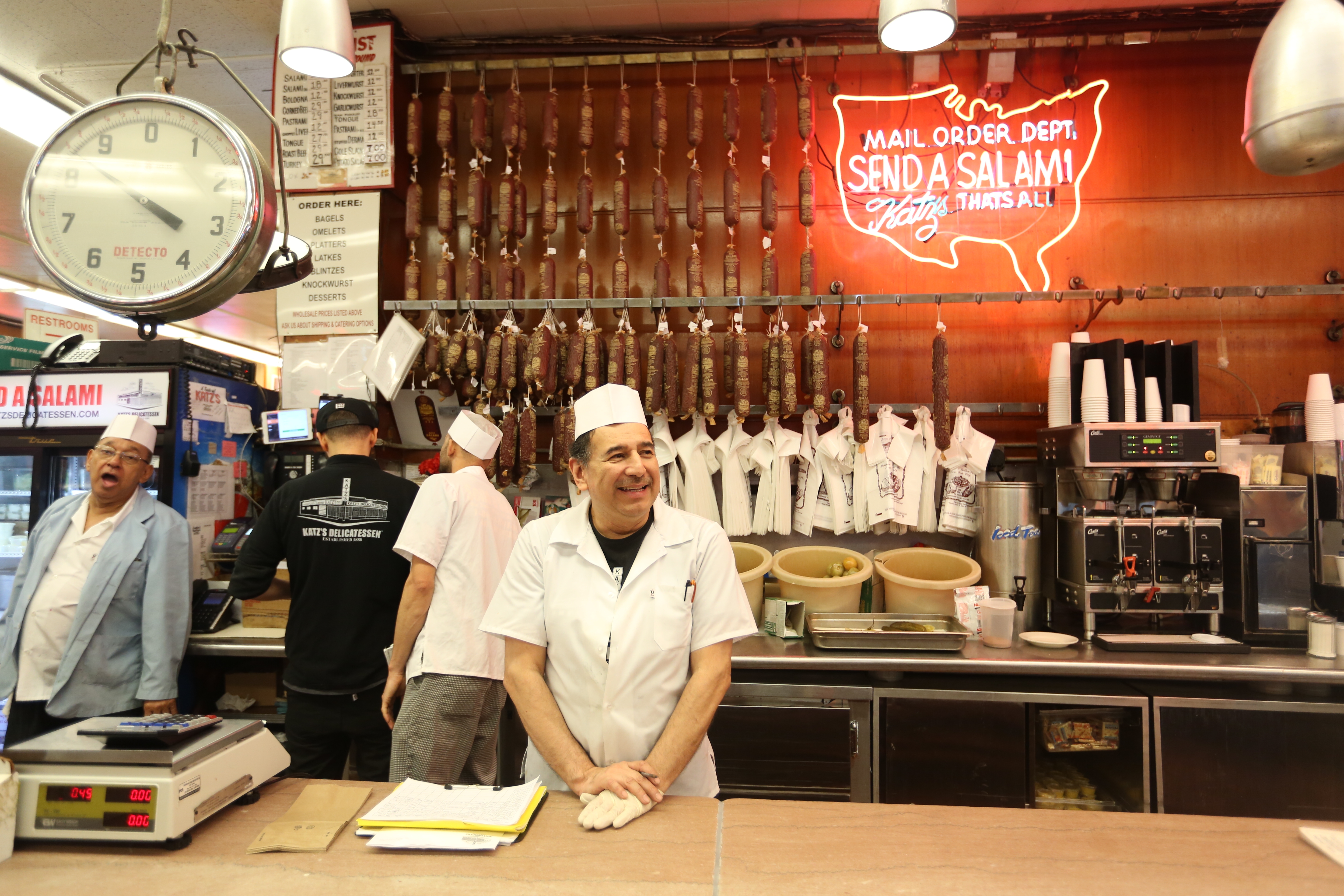 Alcalde de Nueva York, Bill de Blasio y su esposa, Chirlane McCray almuerzan con el nuevo Canciller Educación Richard Carranza en Katz Delicatessen.