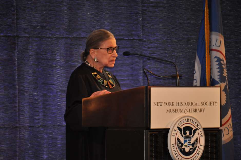 La magistrada Ruth Bader Ginsburg, de la Corte Suprema de Estados Unidos, durante su discurso en la ceremonia de naturalización del pasado 10 de abril en el edificio del New-York Historical Society