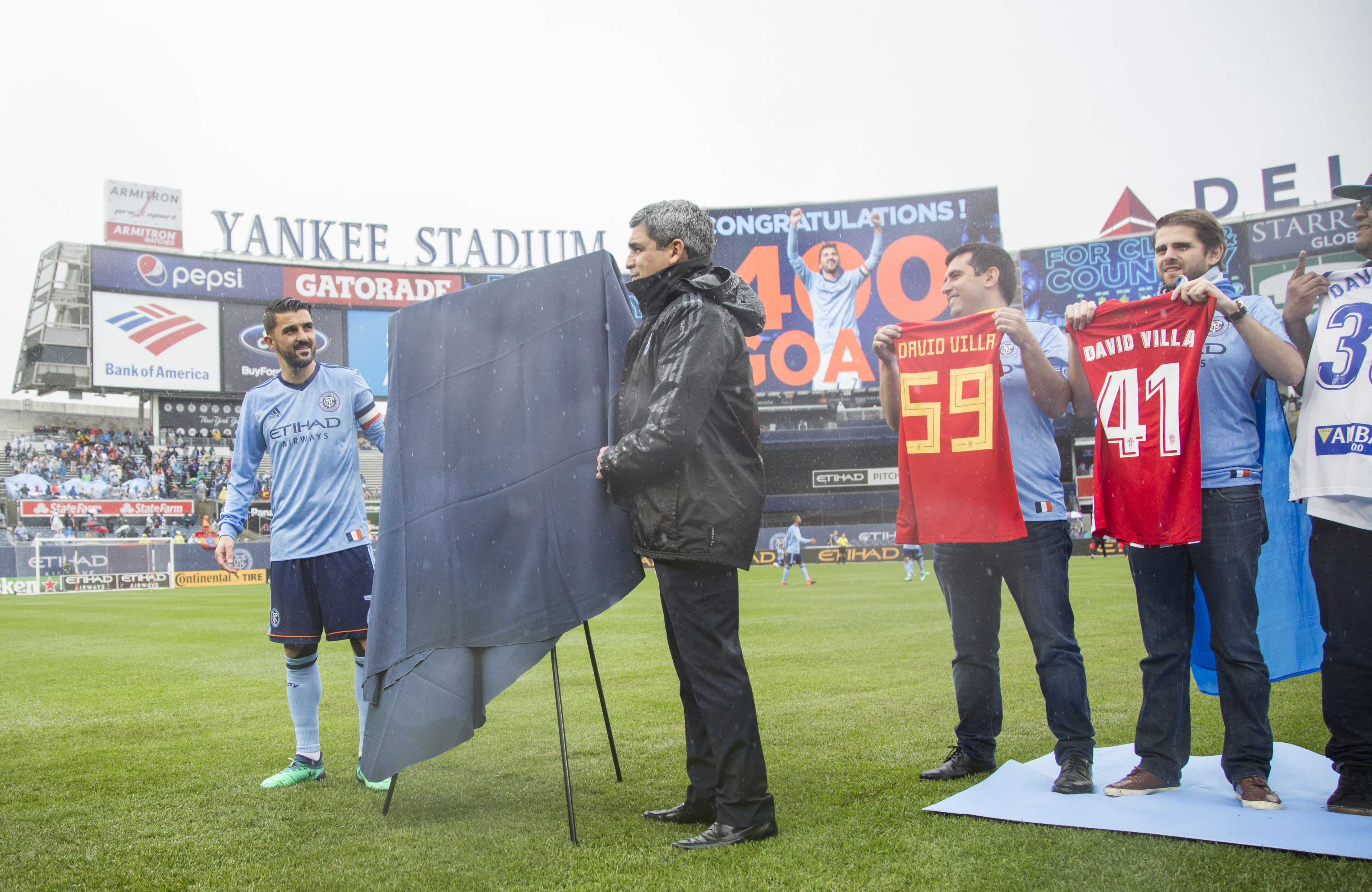 David Villa, Claudio Reyna y los aficionados con las camisetas de sus ex-equipos.