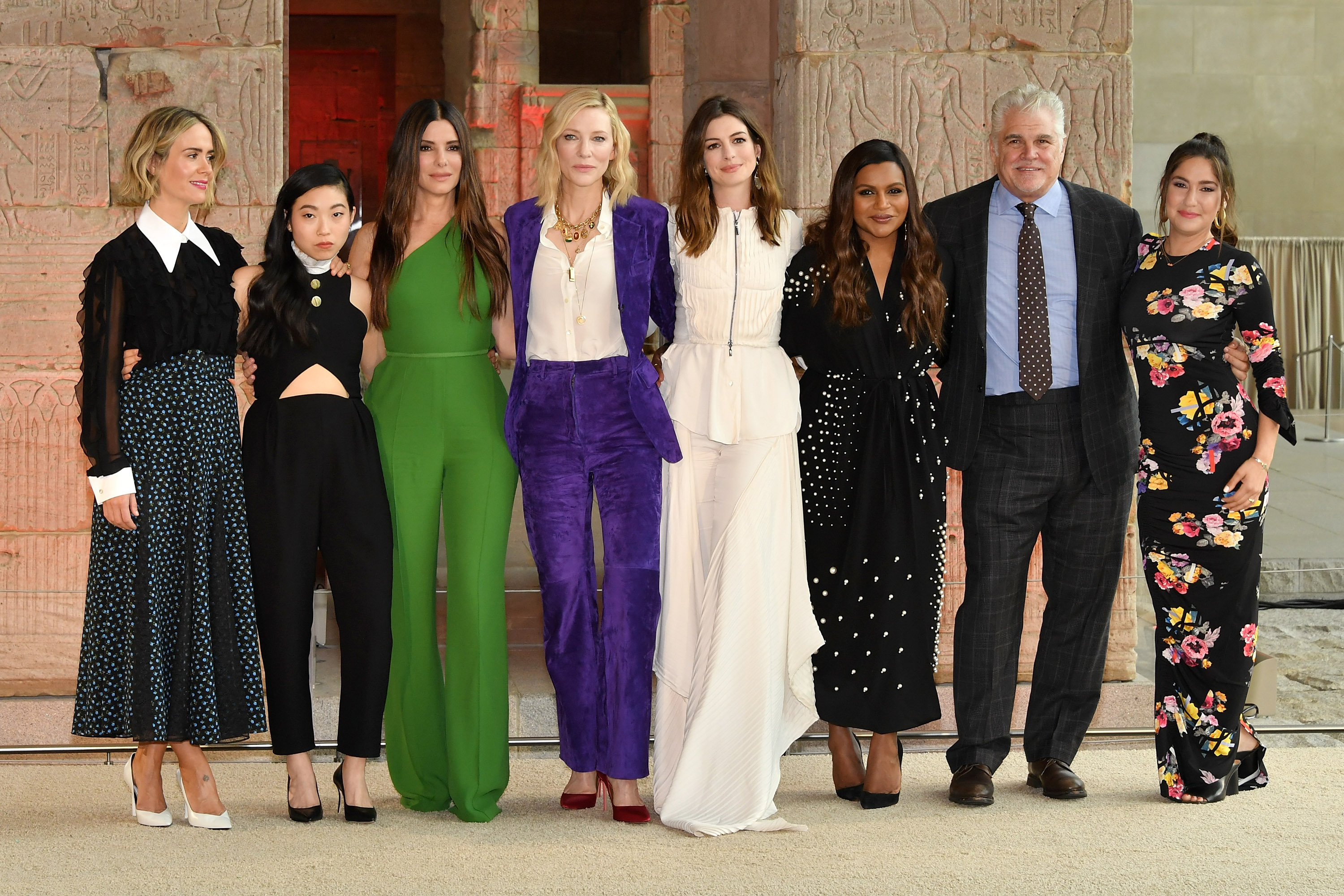 (De Izq a Dcha): Sarah Paulson, Awkwafina, Sandra Bullock, Cate Blanchett, Anne Hathaway, Mindy Kaling, Gary Ross y Olivia Milch en la presentación mundial de "Oceans'8"