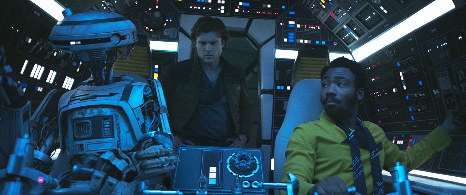 L3 (Phoebe Waller-Bridge) con Donald Glover (Lando) y Alden Ehrenreich (Han Solo).