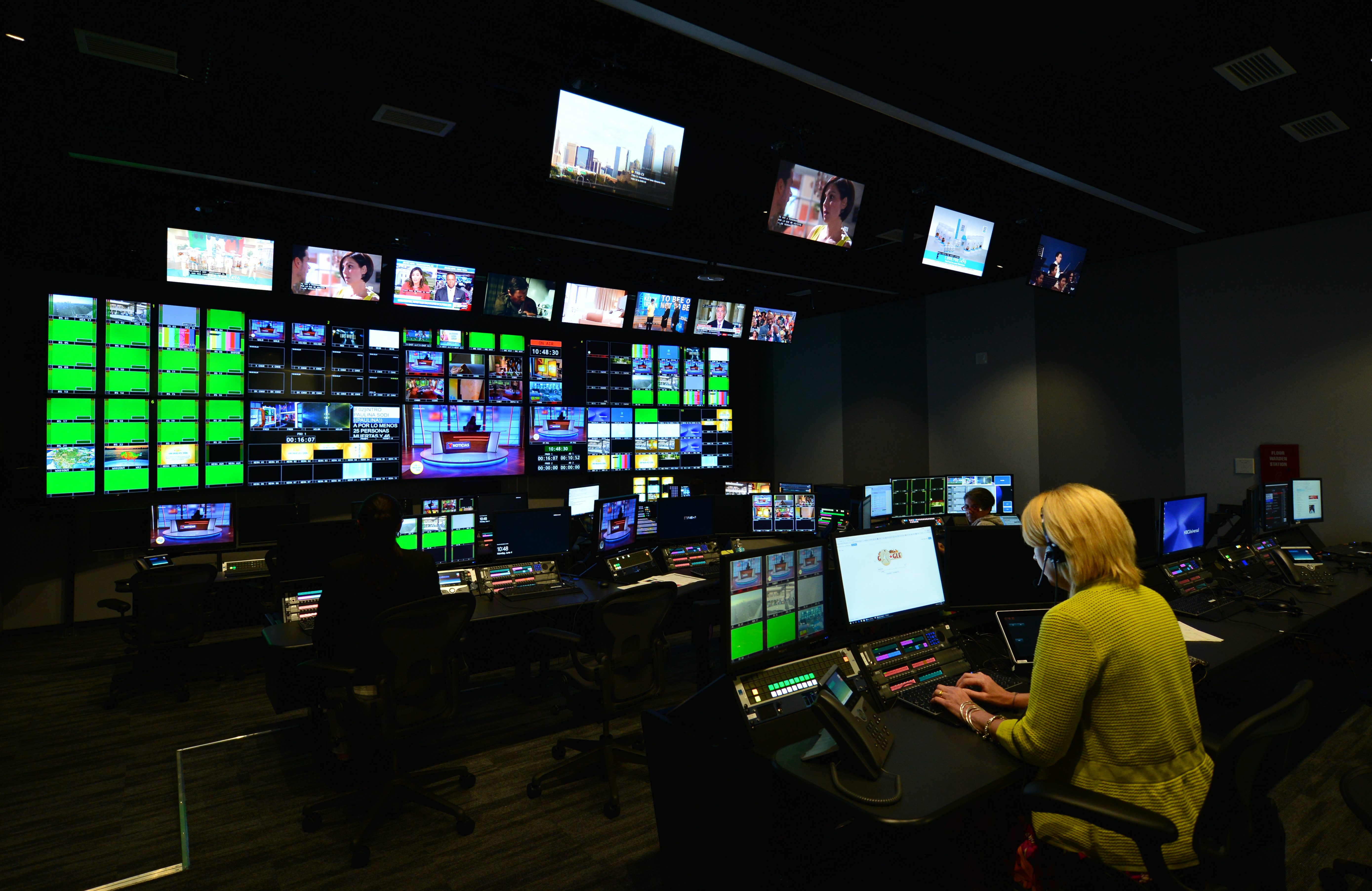 Una de las salas de control del Telemundo Center.