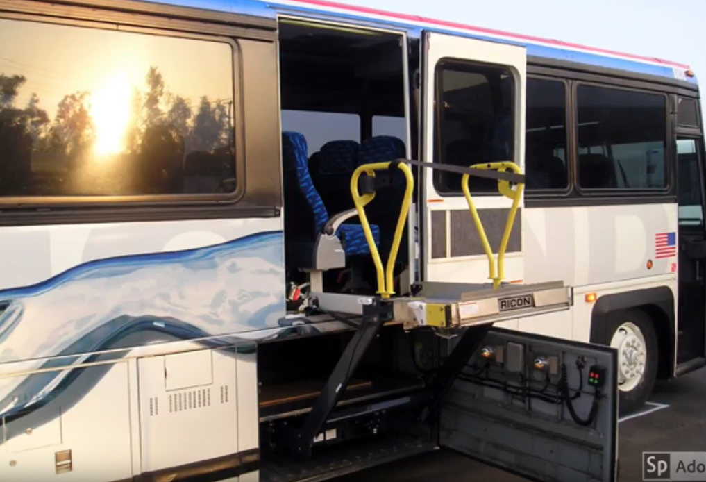 Elevador para silla de ruedas en autobús urbano de NYC