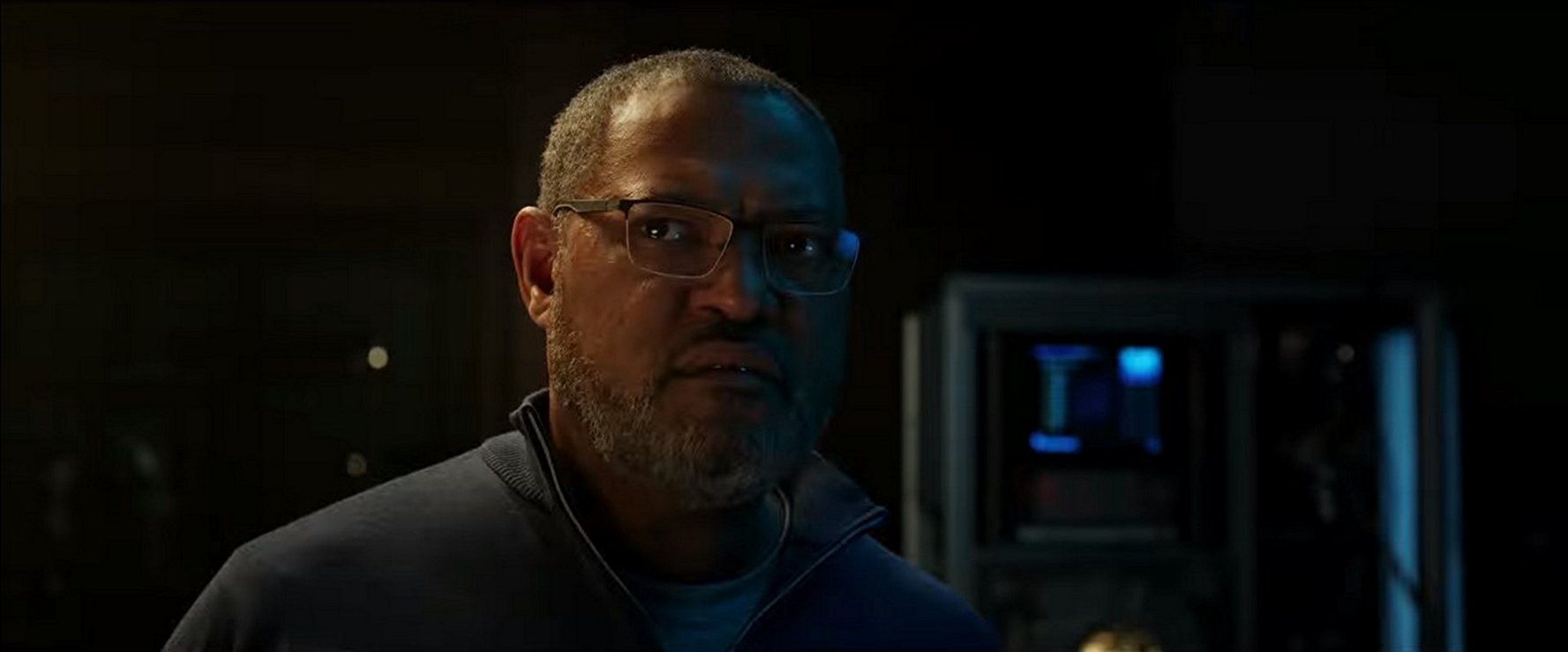 Laurence Fishburne interpreta al científico Bill Foster.