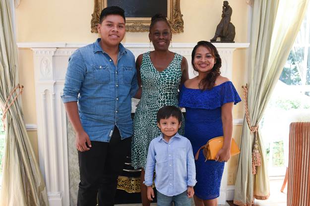 La primera dama, Chirlane McCray, con Rosayra Pablo Cruz y sus hijos