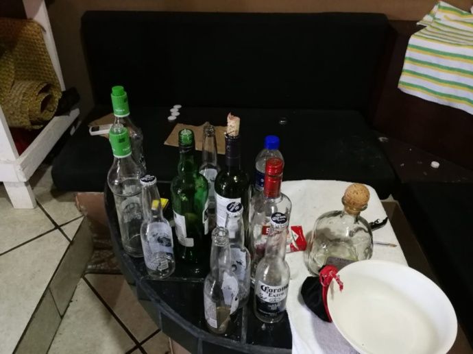 Botellas vacías en una habitación de La Pirámide. / Foto: Marcos Salguero, La Prensa Gráfica