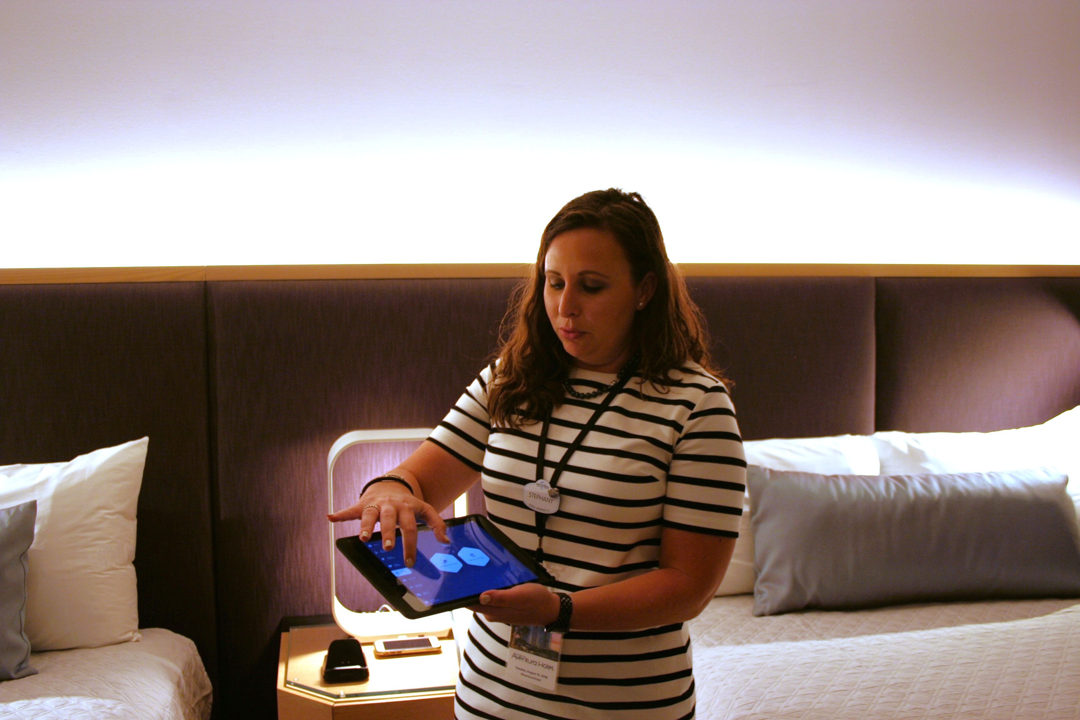 Stephany una de las trabajadoras muestra el uso del iPad