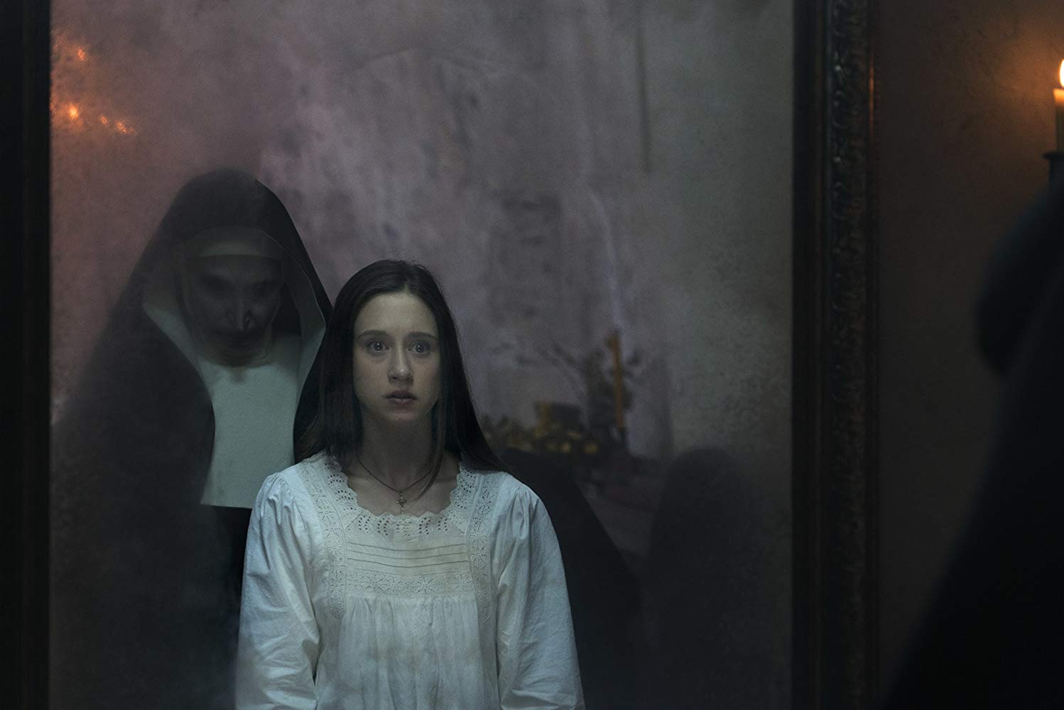 Bonnie Aarons (detrás) y Taissa Farmiga. / Foto: Warner Bros.