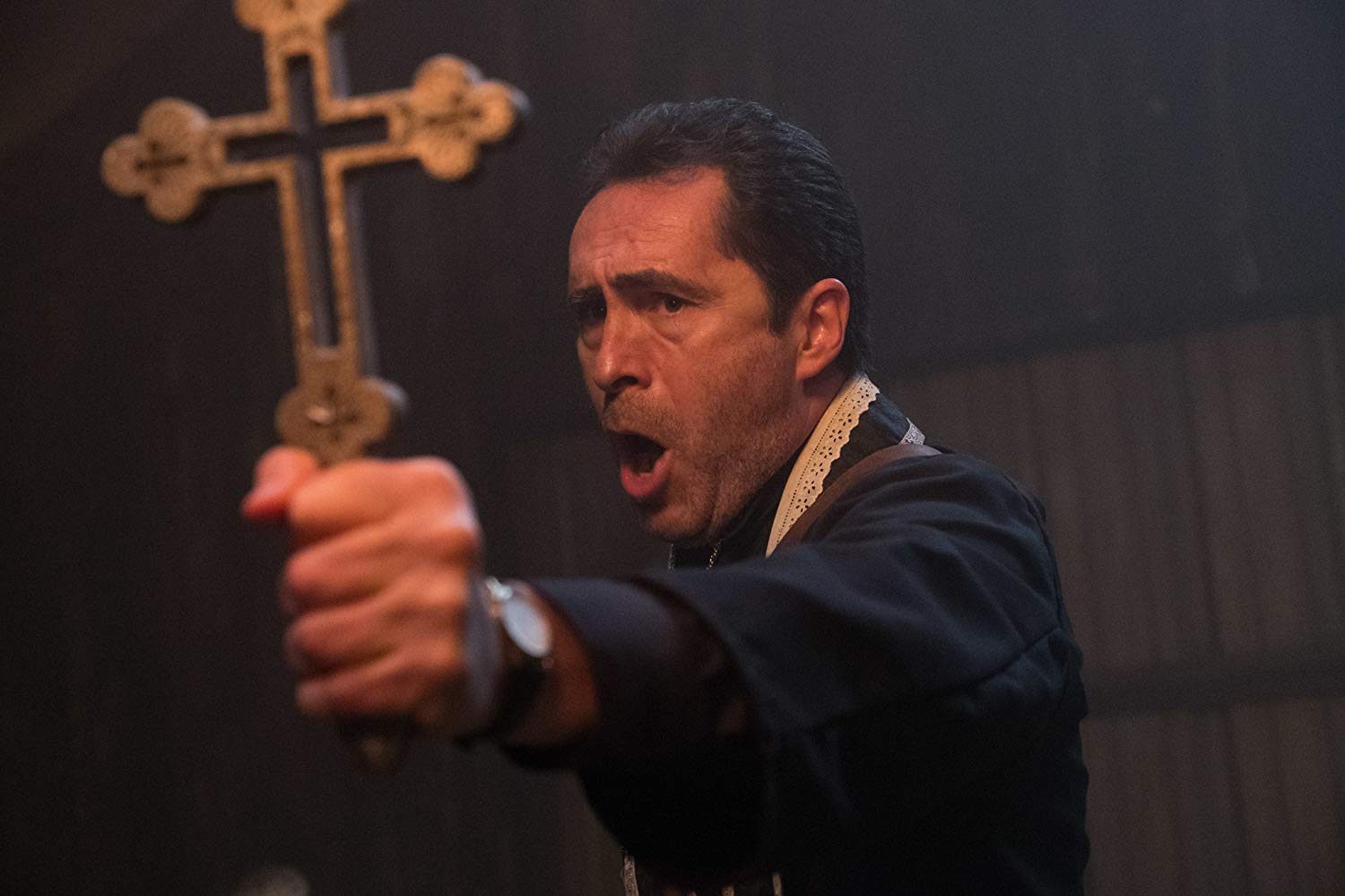 Demián Bichir es el Padre Burke en 'The Nun'.