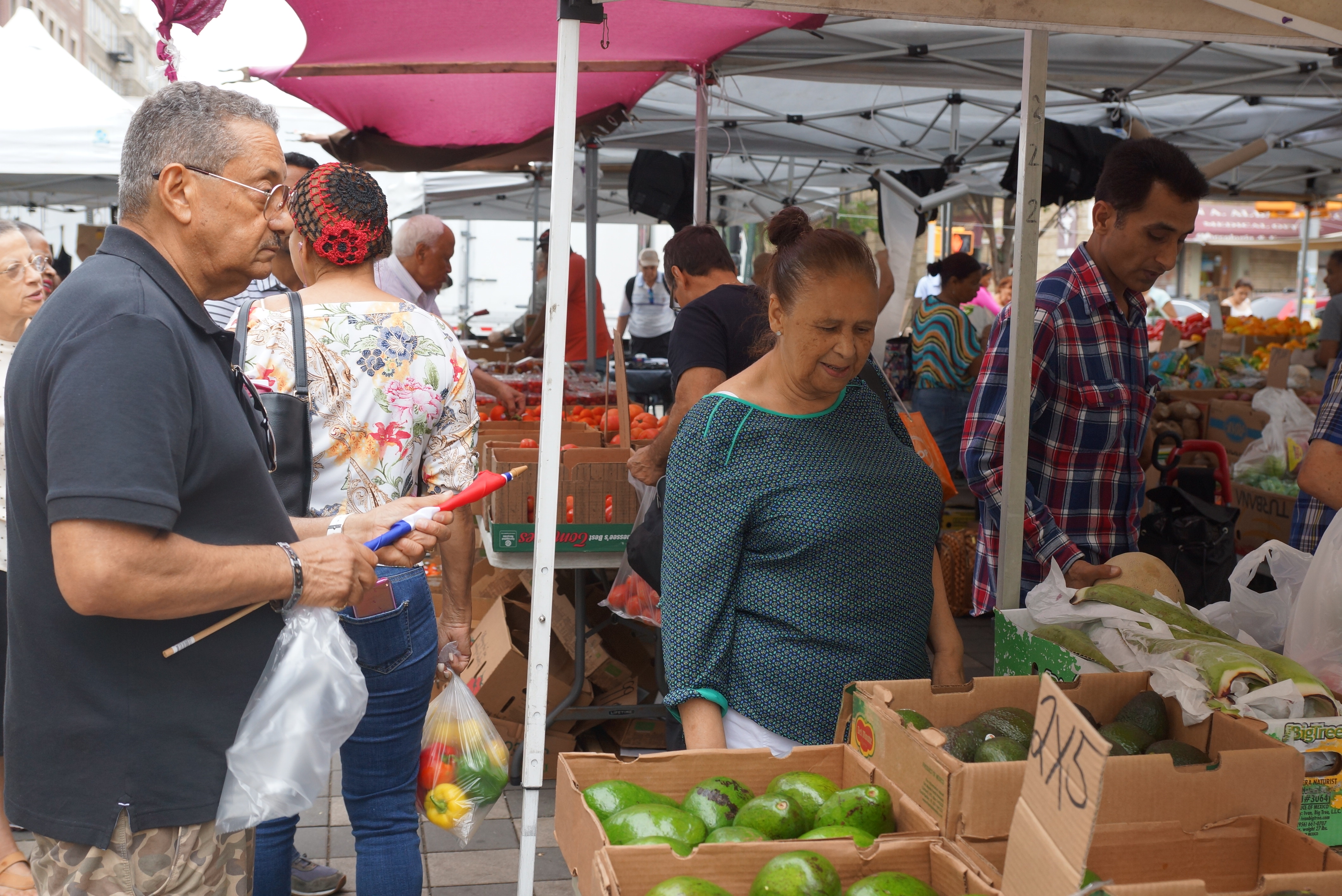 Dos dominicanos compran verduras en el mercado de Plaza de las Américas en Washington Heights.