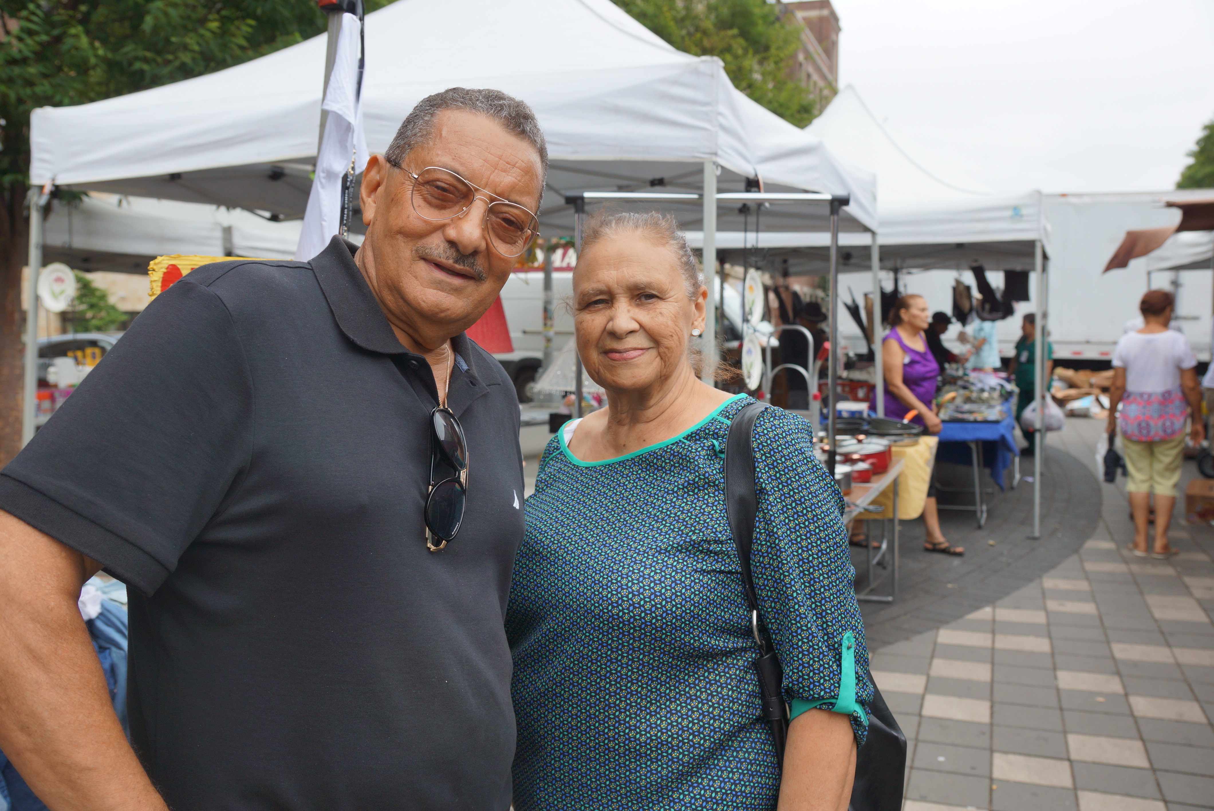 Gustavo Polanco, Sandra Padilla en La Plaza de las Americas, en la 'Pequeña República Dominicana'.