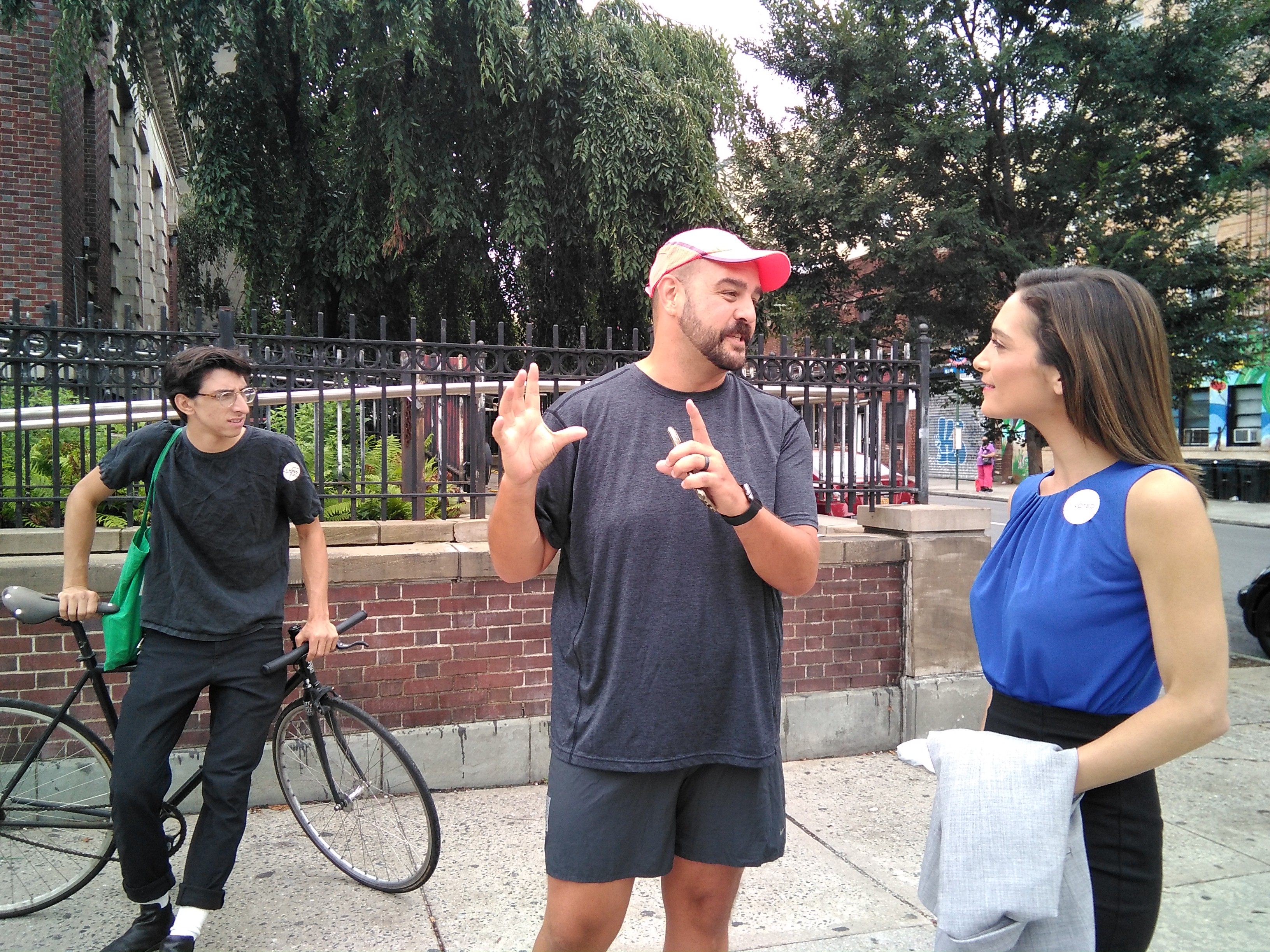 Julia Salazar habla con votantes en el colegio electoral de la avenida Bushwick. Foto: Pablo Ayerra / El Diario NY