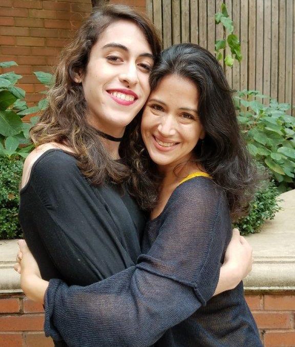 Carolina Solano con su hija Melisa, trans de 20 años.