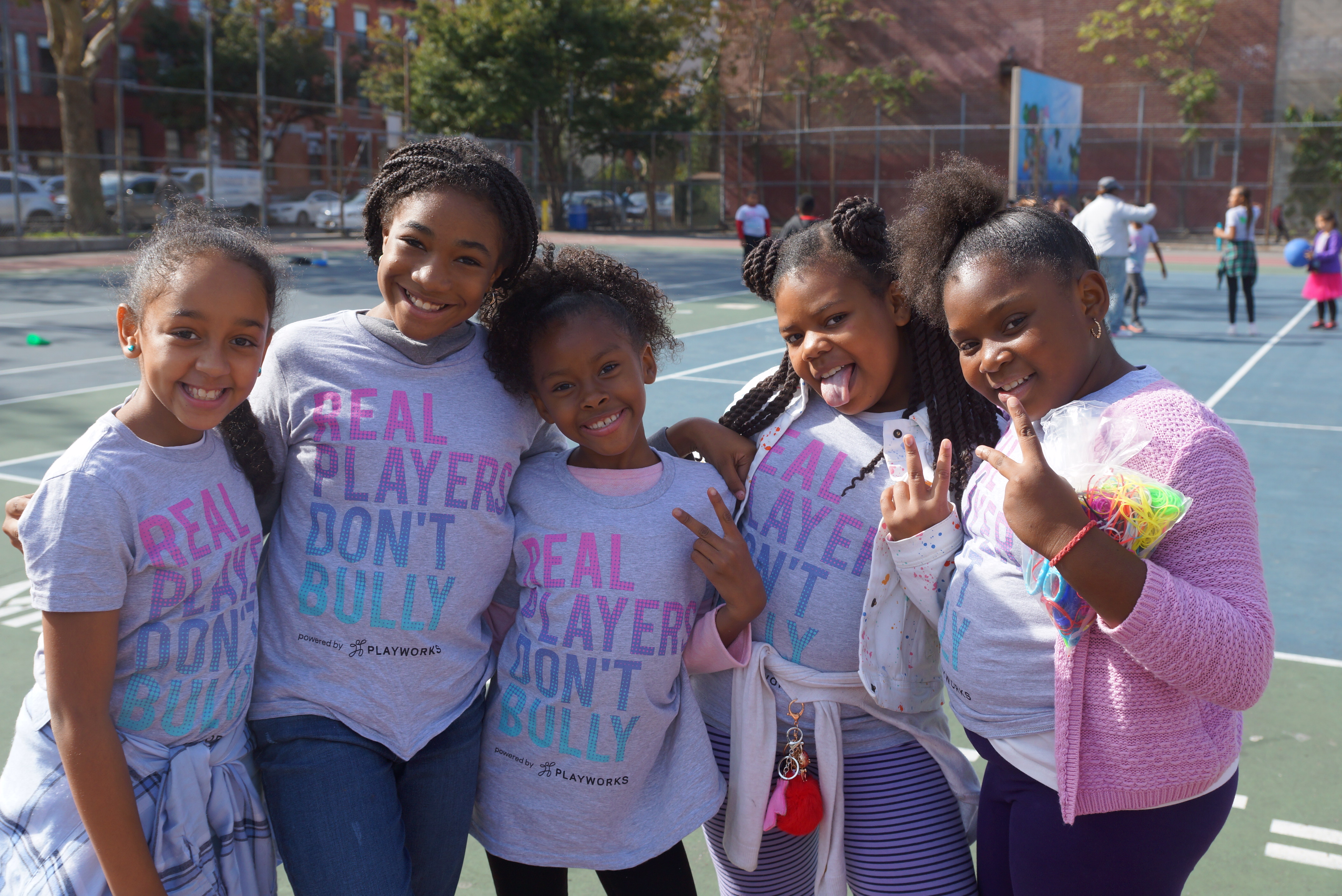 La cantante costarricense Kate Deluna participó en la campaña de Playworks contra el bullyng en el colegio público PS 9, en Brooklyn.