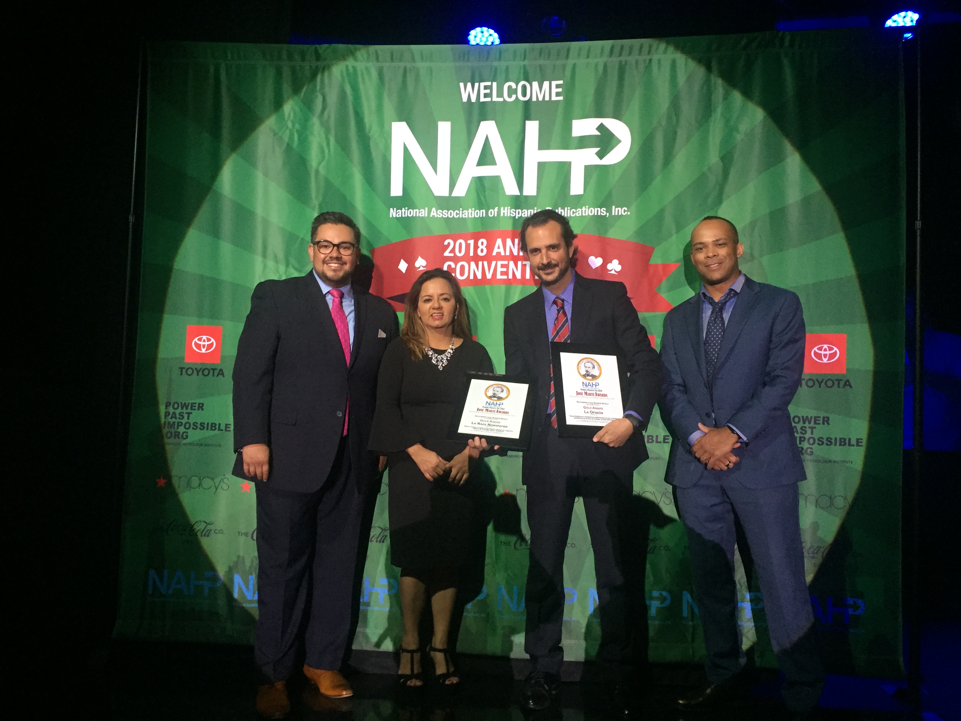 Rafael Cores, vicepresidente de Contenido de Impremedia, recogió los premios de la mano de Fanny Miller, presidenta de la NAHP. / Foto: Impremedia