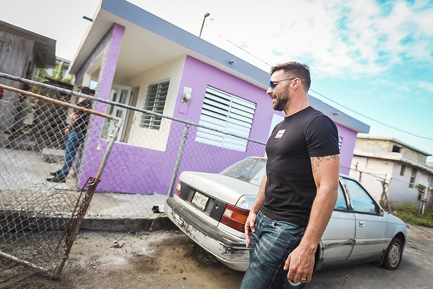 Ricky Martin entrega casas en Puerto Rico