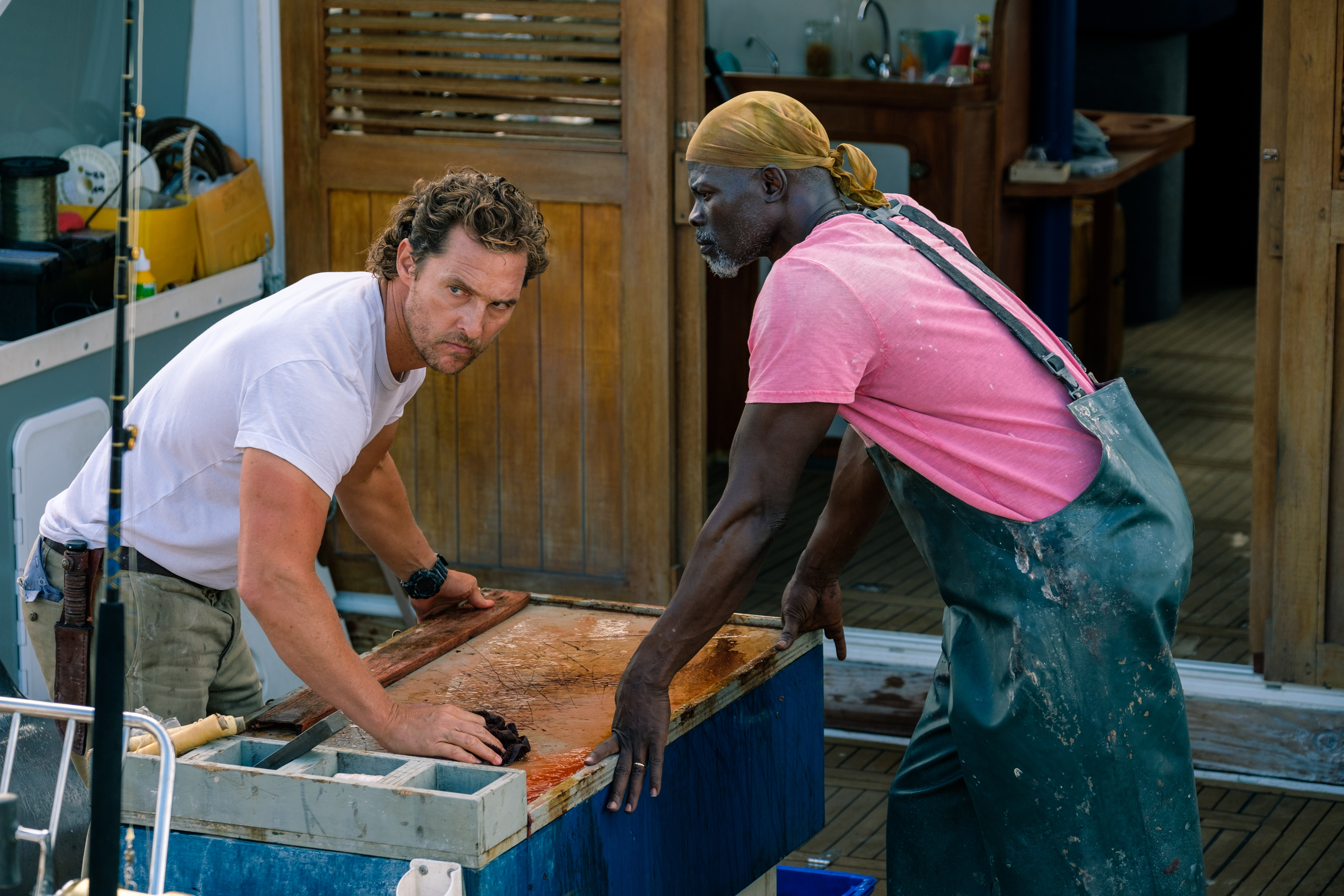 McConaughey y Djimon Hounsou en Serenity. / Foto: Aviron Pictures