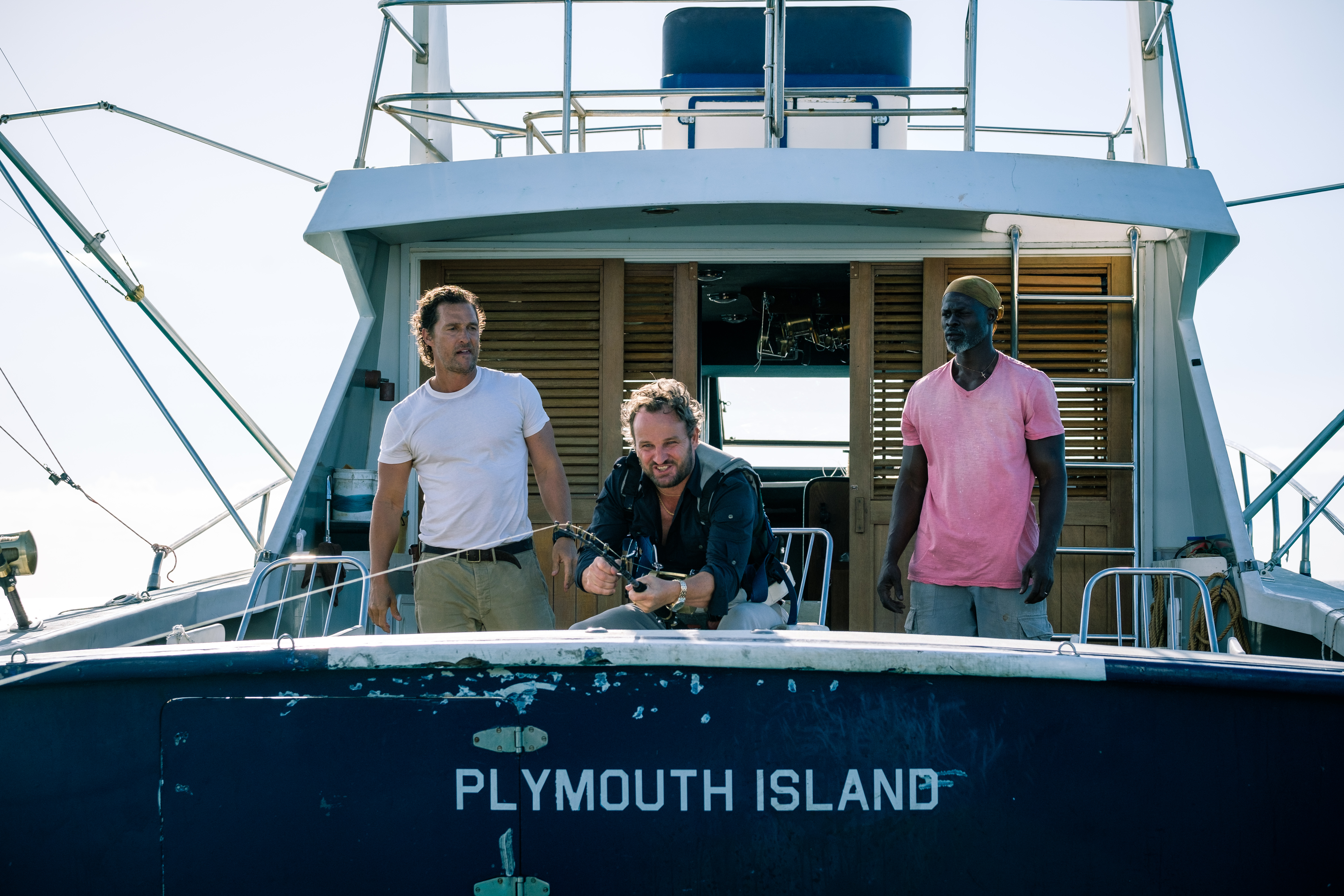 Jason Clarke, en el centro, interpreta al esposo millonario y abusador. / Foto: Aviron Pictures