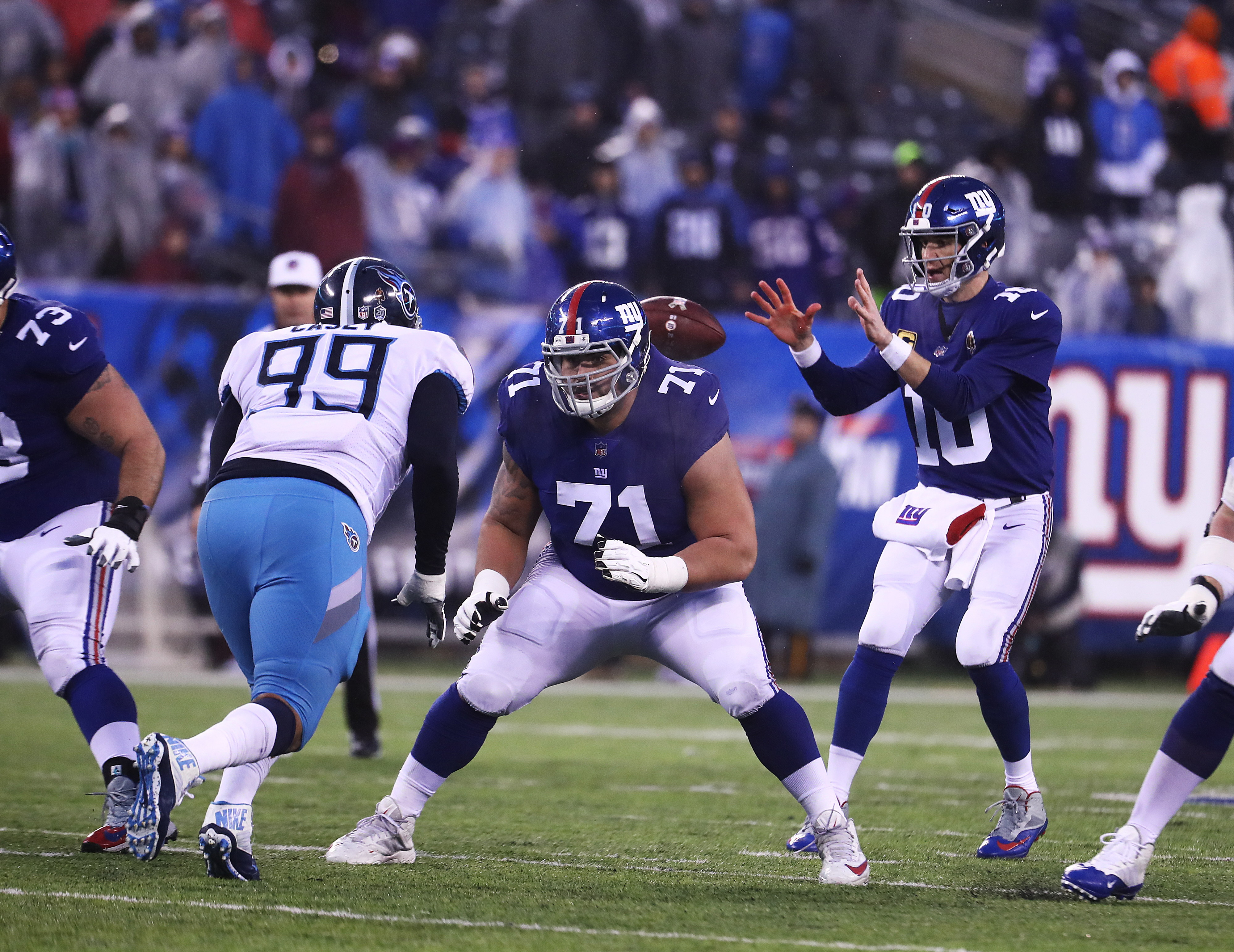 Will Hernández, con el 71, en un juego de los Giants en el estadio MetLife.