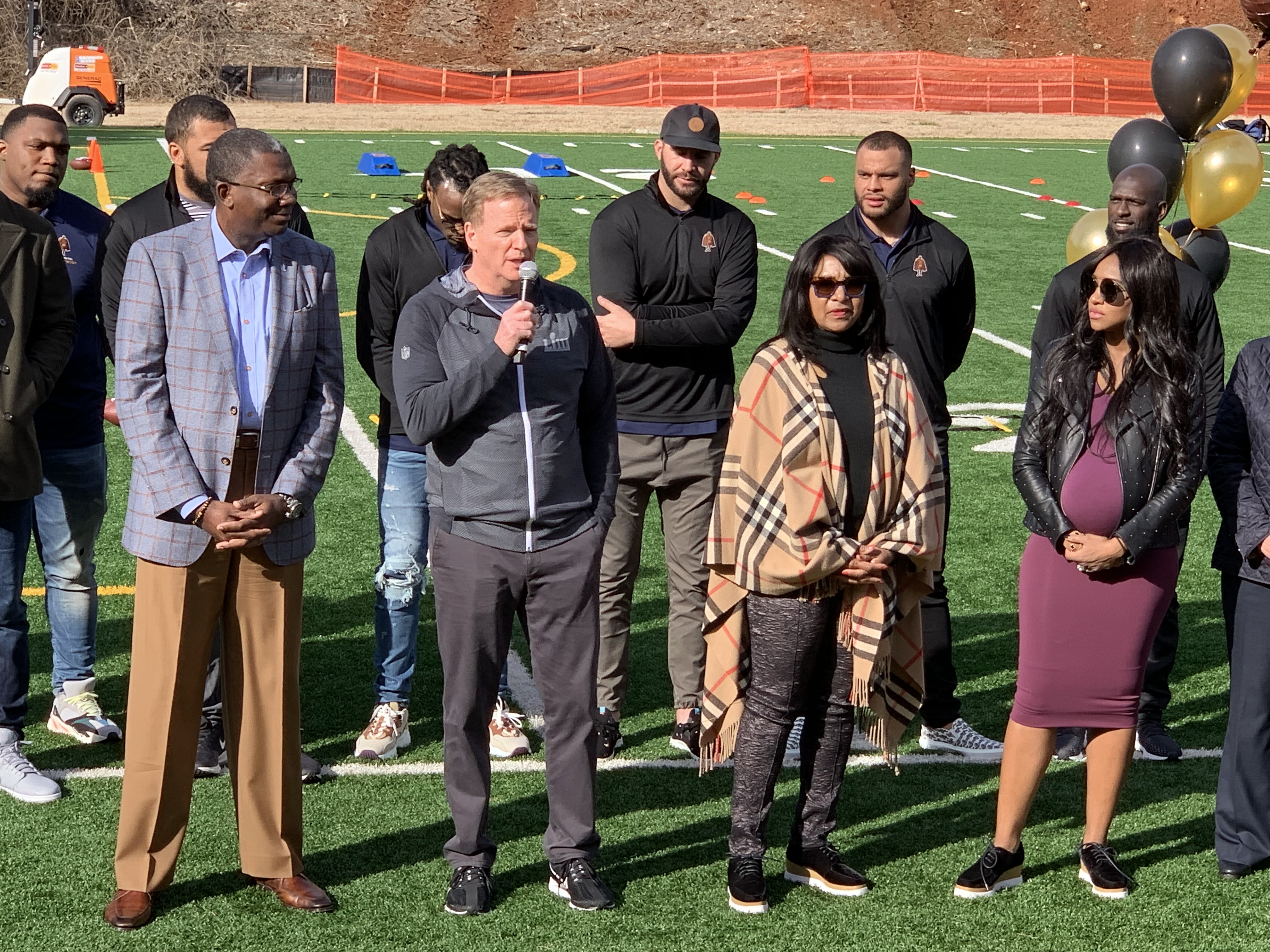 Goodell junto a Terrance Williams, CMO de Nationwide, Connie Payton -viuda de Walter Payton- y su hija Brittney.