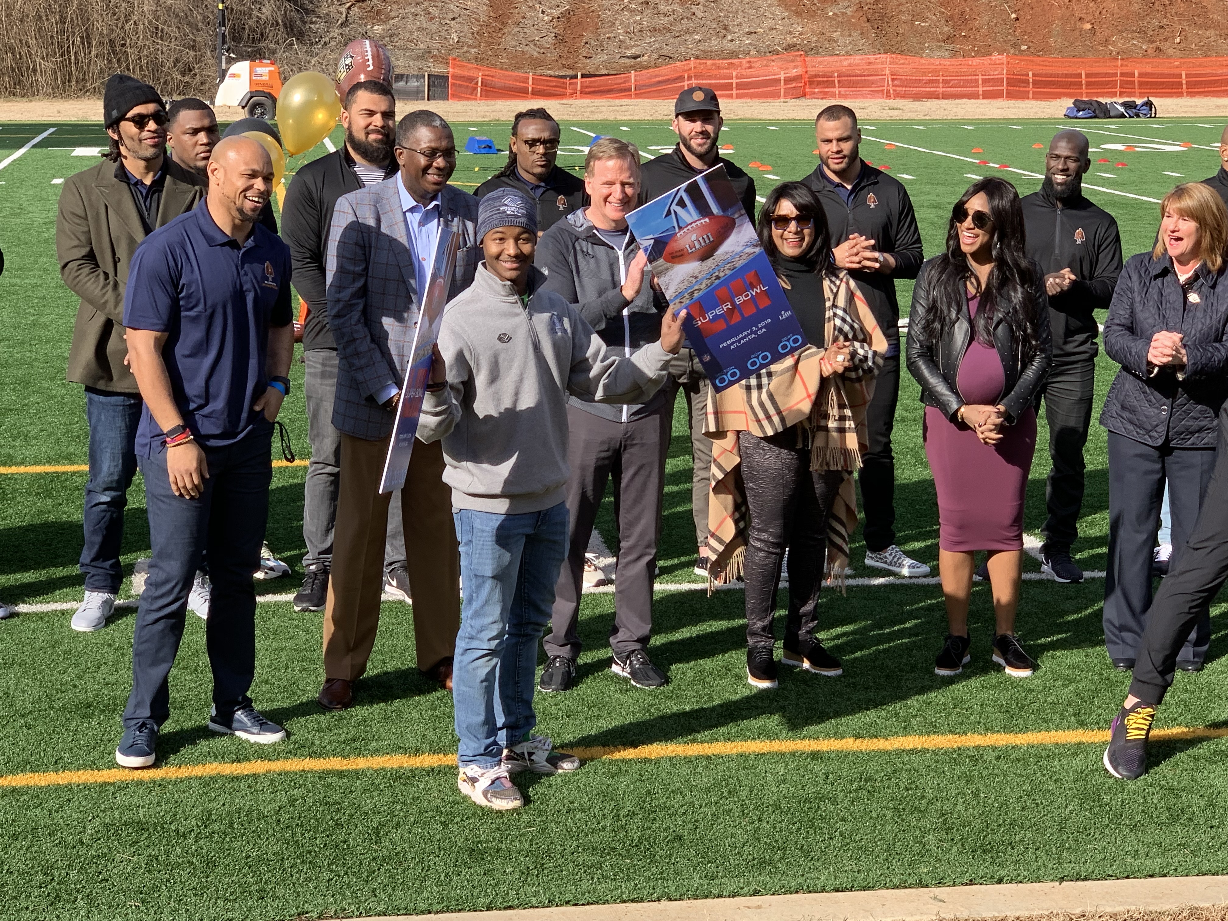 El estudiante becado junto a los jugadores nominados al premio Walter Payton NFL Man of the Year. / Foto: Impremedia