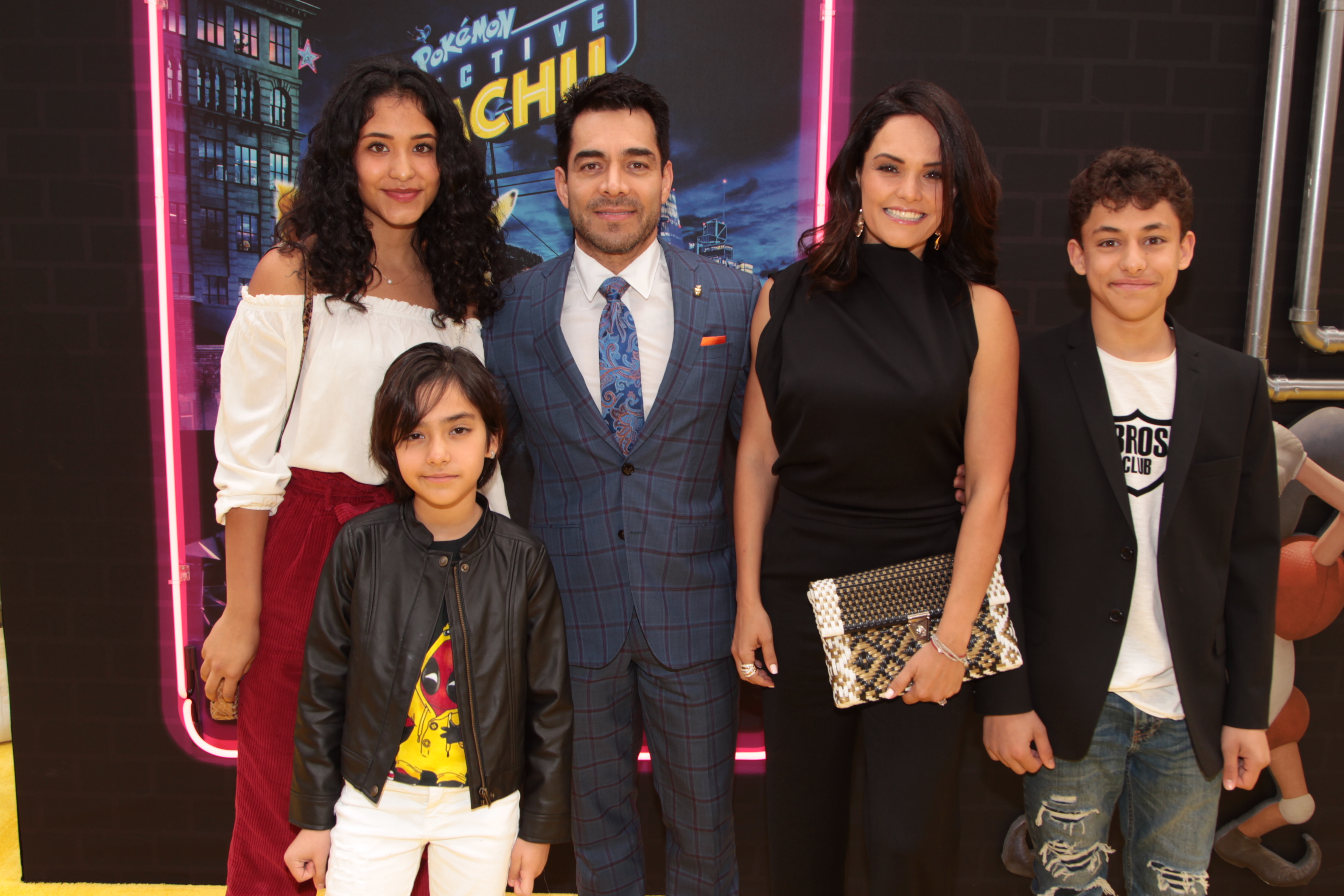 Chaparro con su familia en la alfombra roja del film de Pokémon.