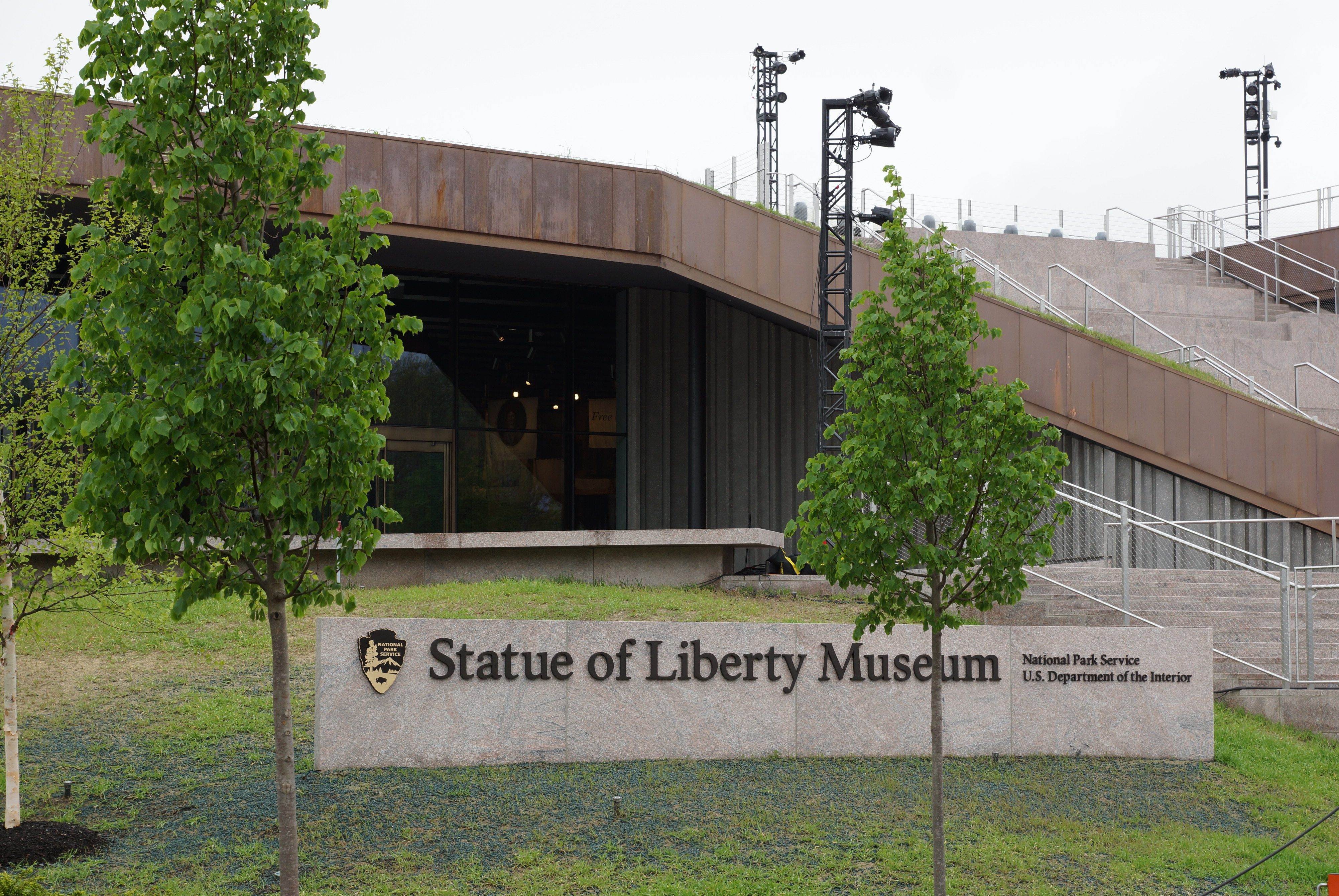 Frente del Museo de la Estatua de la Libertad.