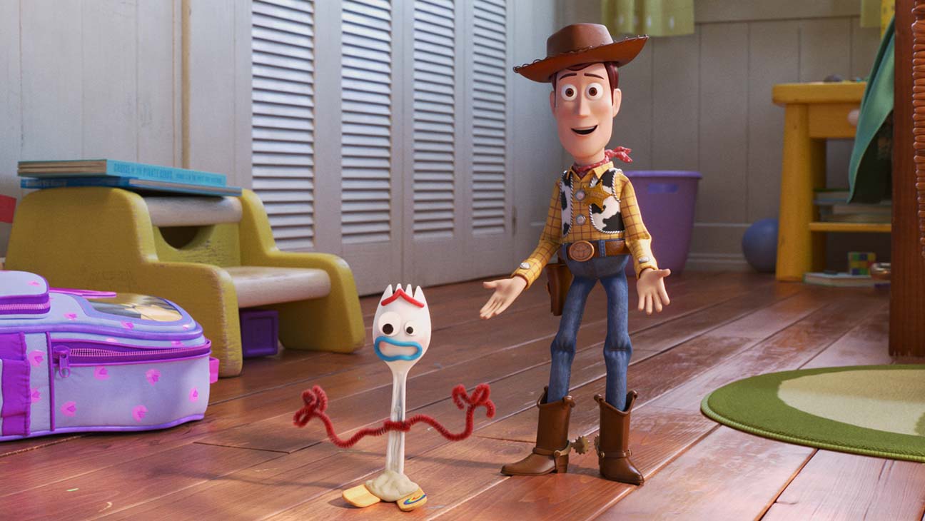 Woody presenta a Forky al resto de juguetes de Toy Story. / Foto: Disney · Pixar