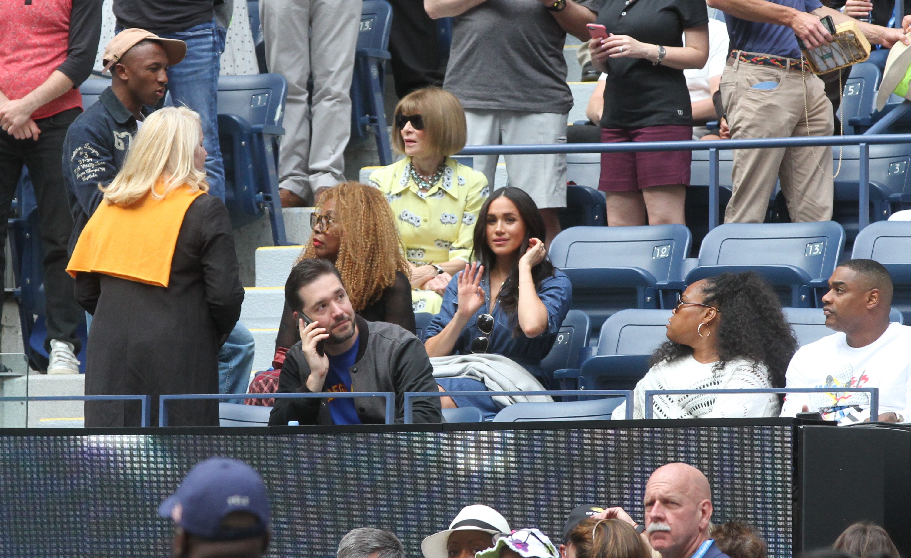 Anna Wintour, de amarillo, y Meghan Markle. / Foto: Mariela Lombard, El Diario NY