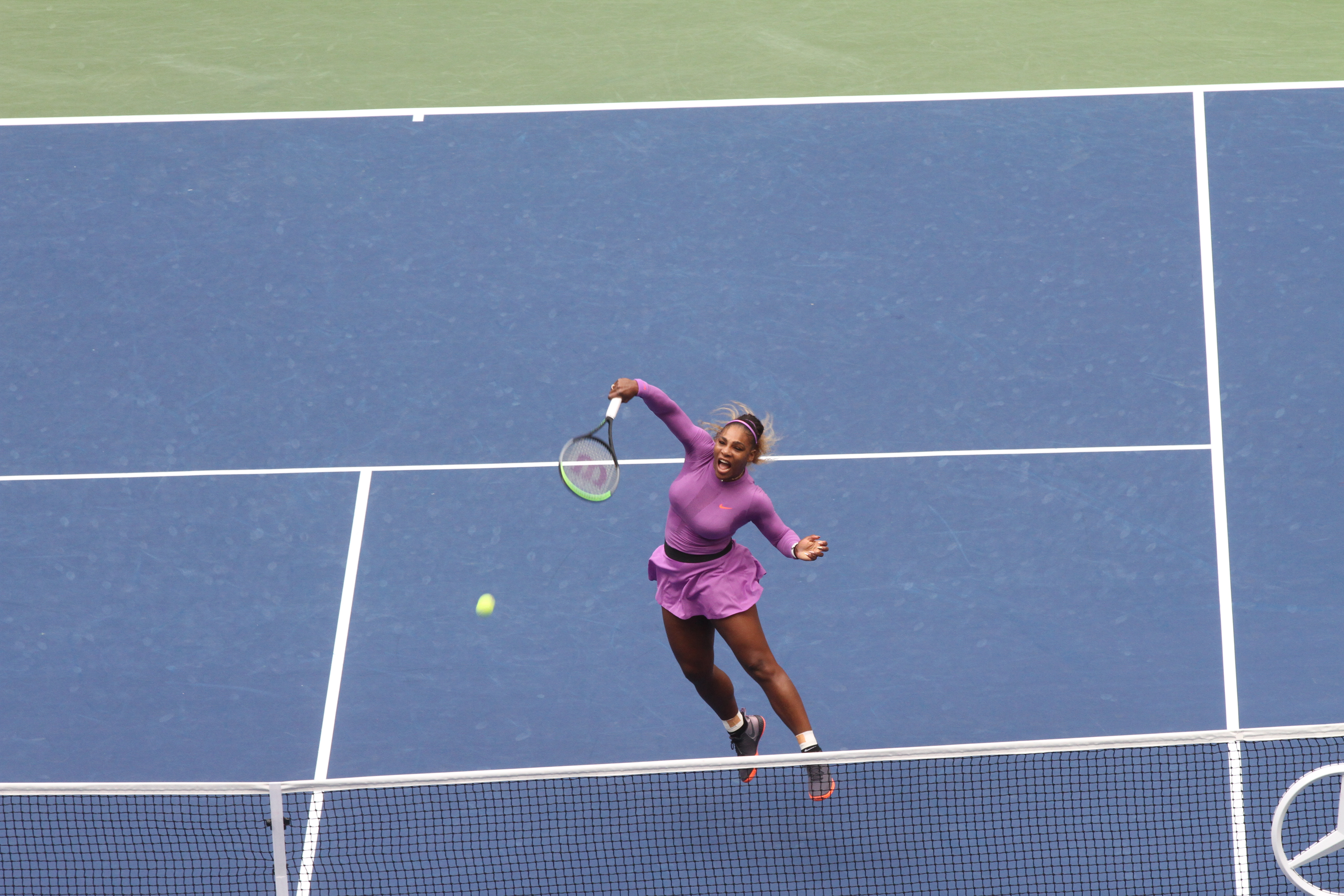 Un smash de Serena Williams en la red. / Foto: Mariela Lombard, El Diario NY