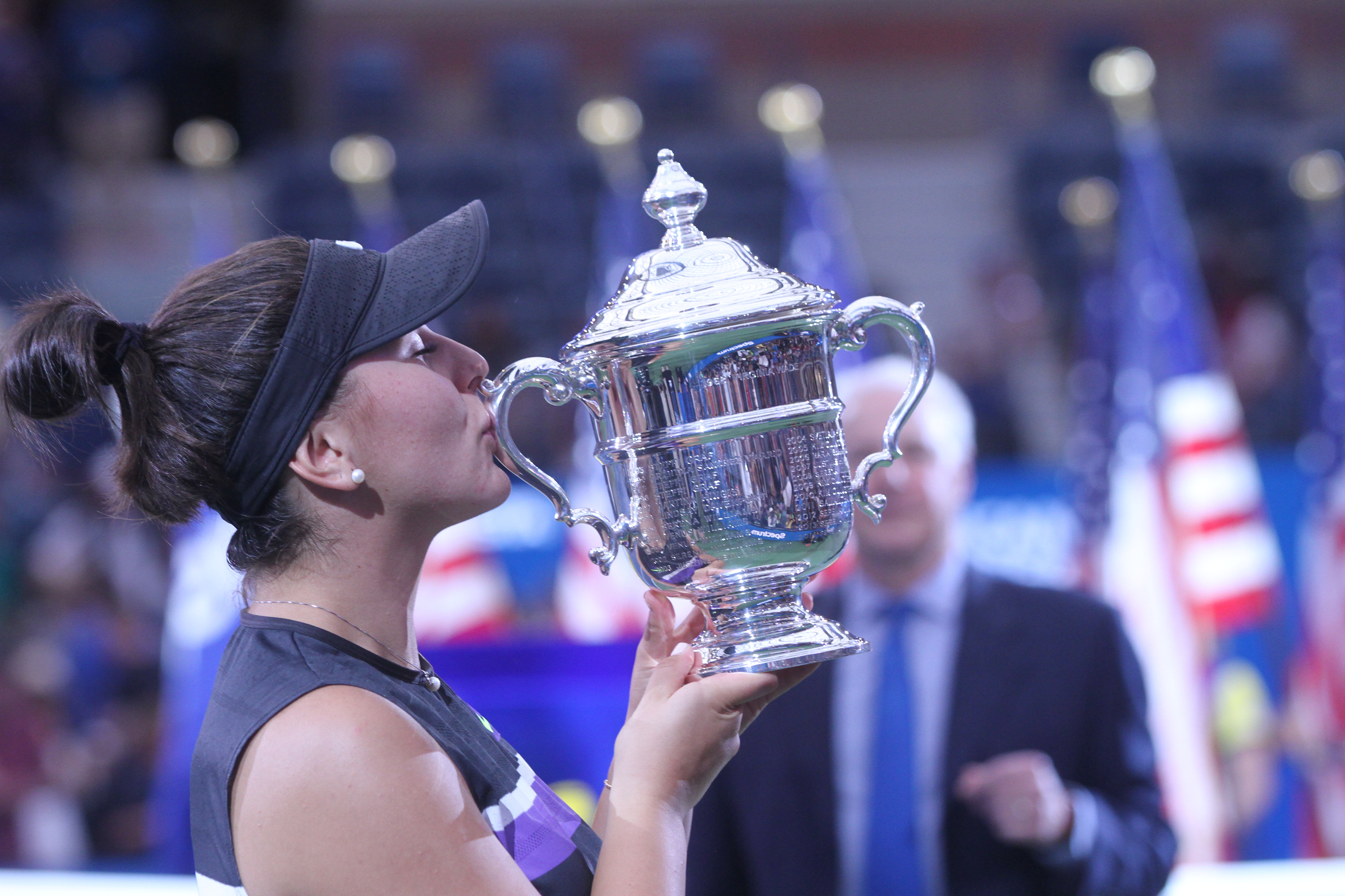 Andreescu besa su primer trofeo de grand slam.