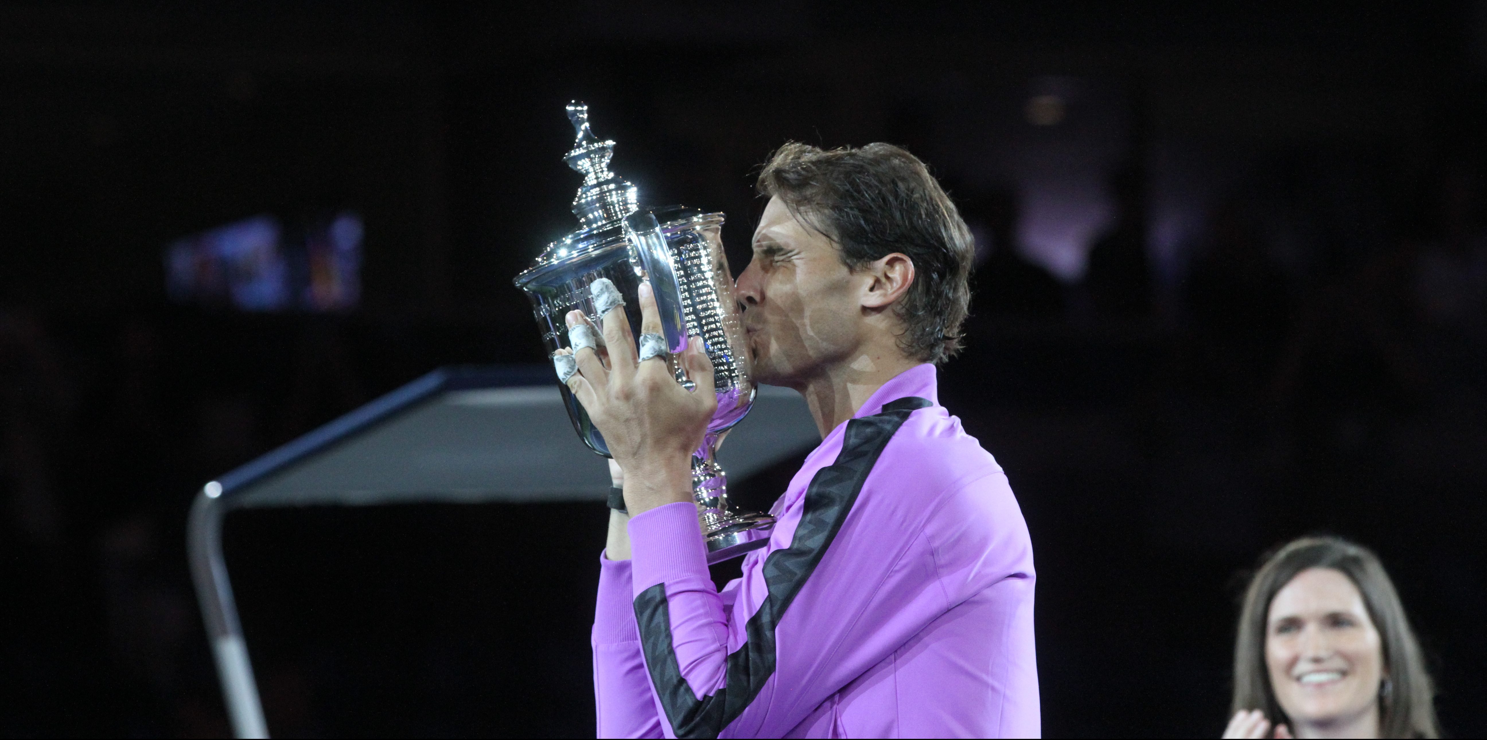 Nadal besó el trofeo en una "noche especial", como reconoció después. / Foto: Mariela Lombard, El Diario NY