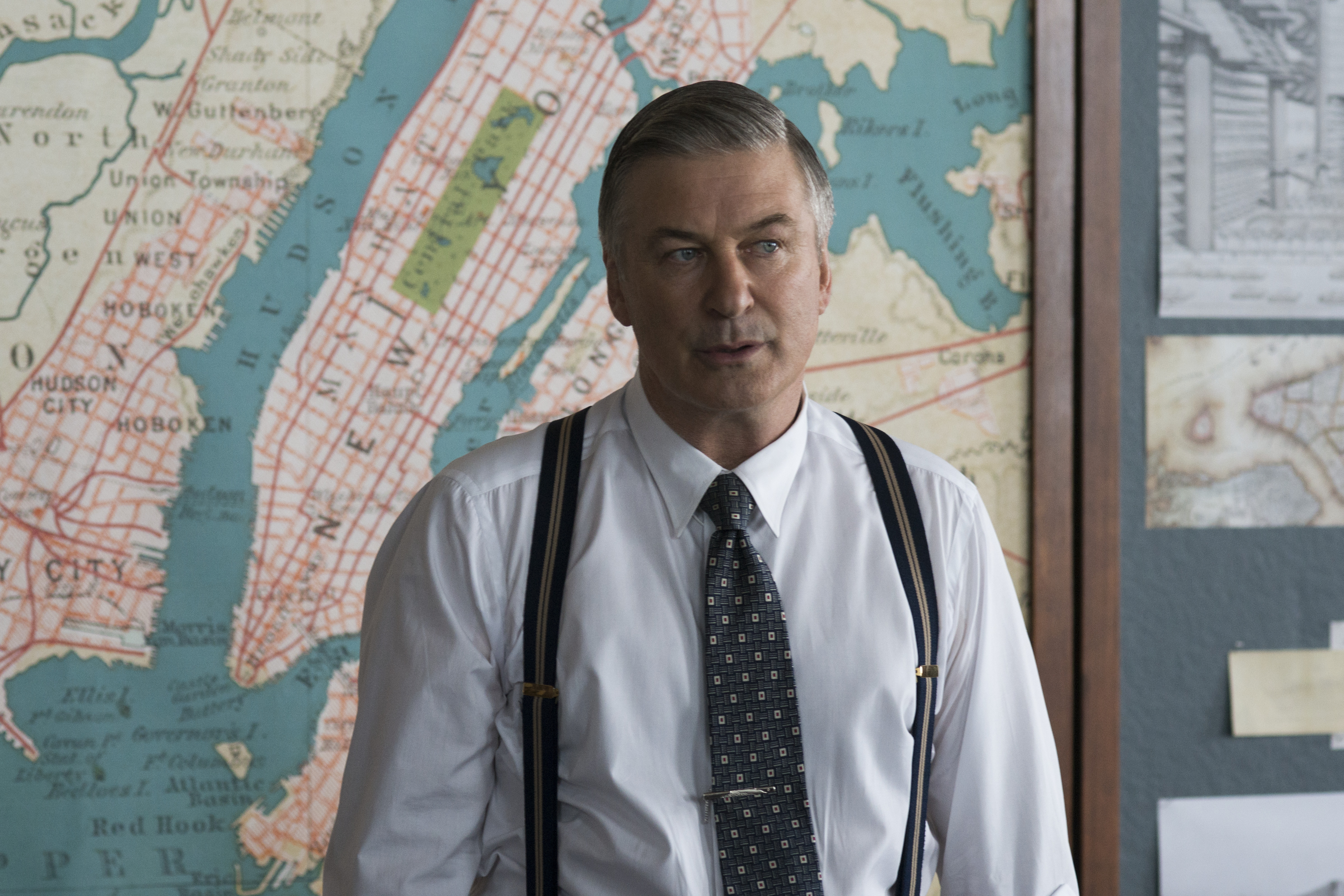 Alec Baldwin es Moses Randolph, un magnate inmobiliario que controla Nueva York. / Foto: Warner Bros.