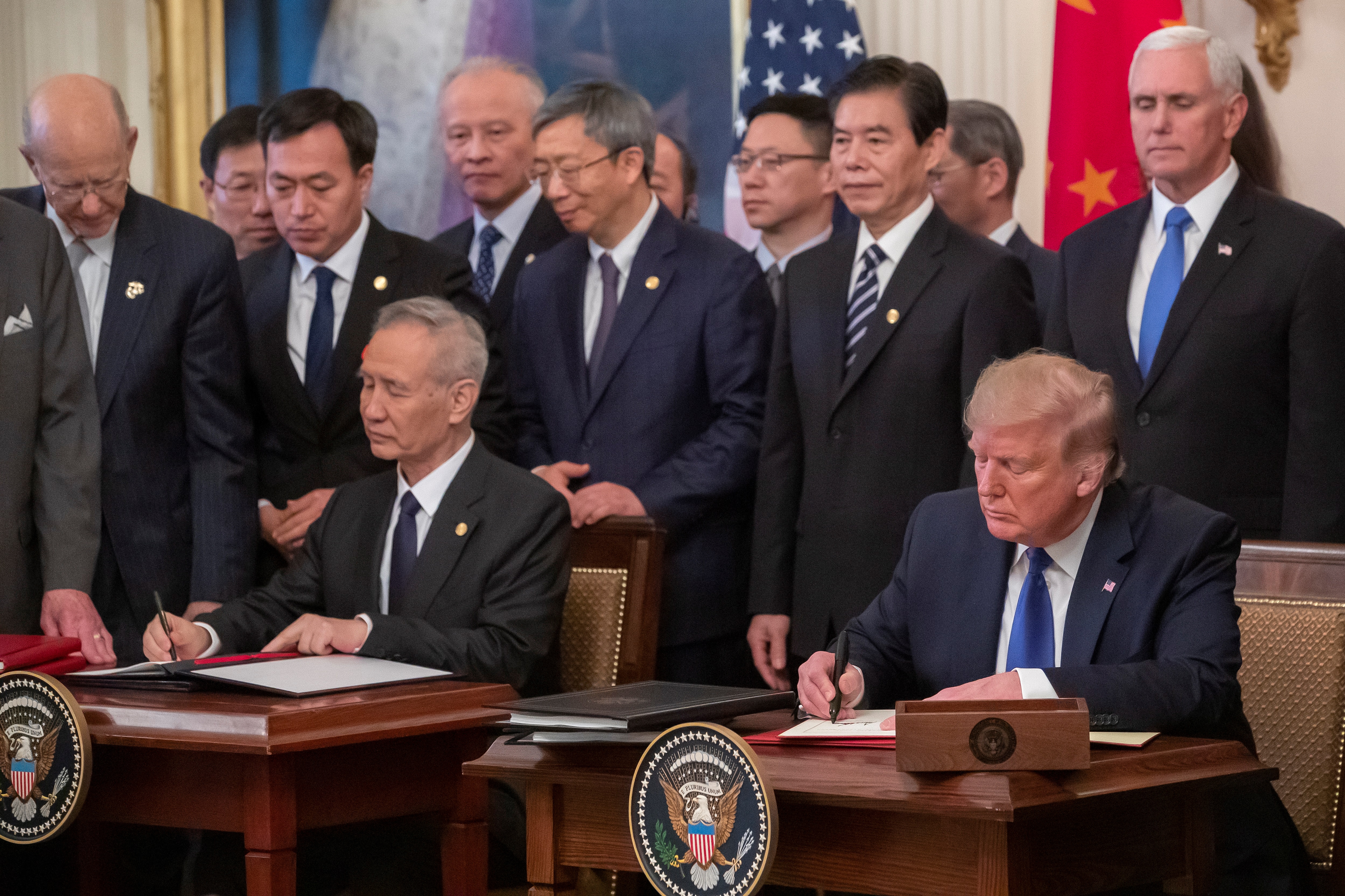 Trump en el momento de firmar con el vicepresidente chino Liu He.