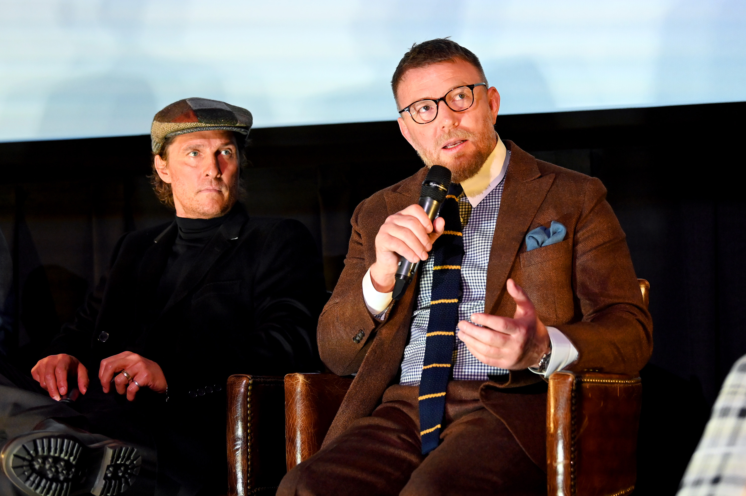 McConaughey escucha a Ritchie hablar sobre The Gentlemen en el Alamo Drafthouse de Brooklyn, NY.