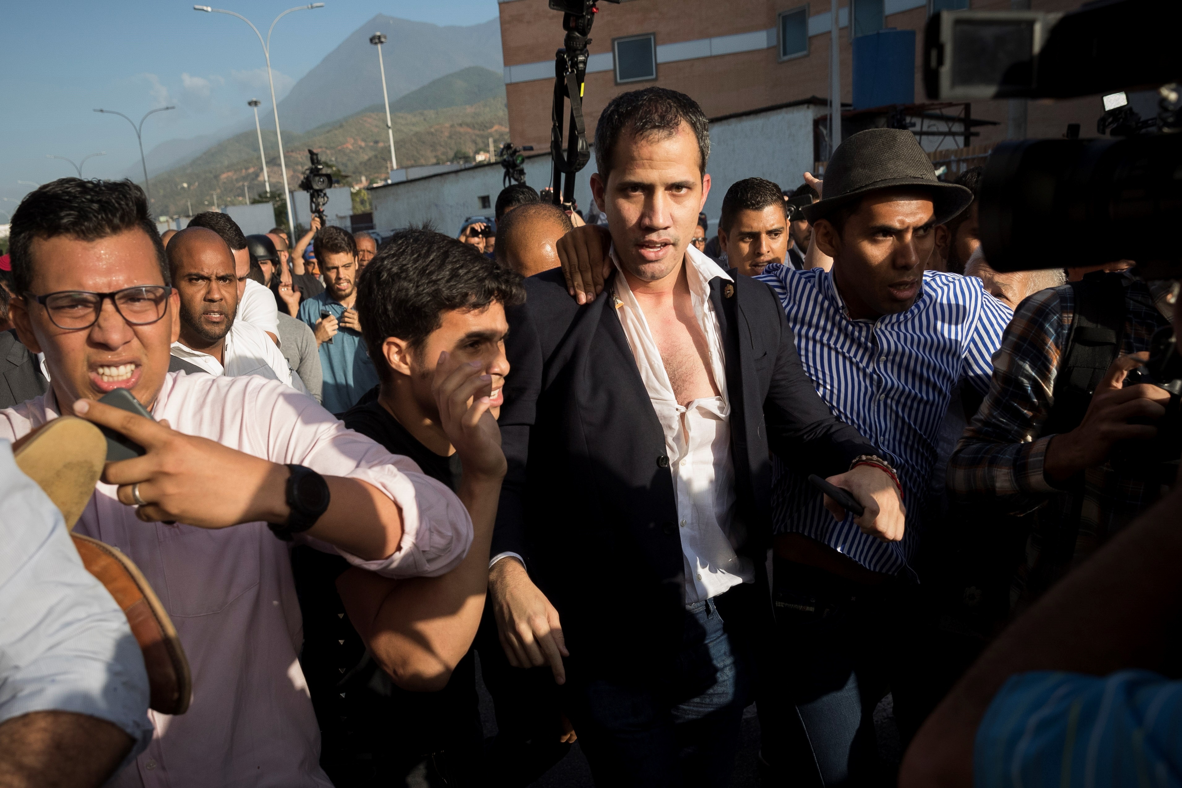 A Guaidó le rompieron la ropa.