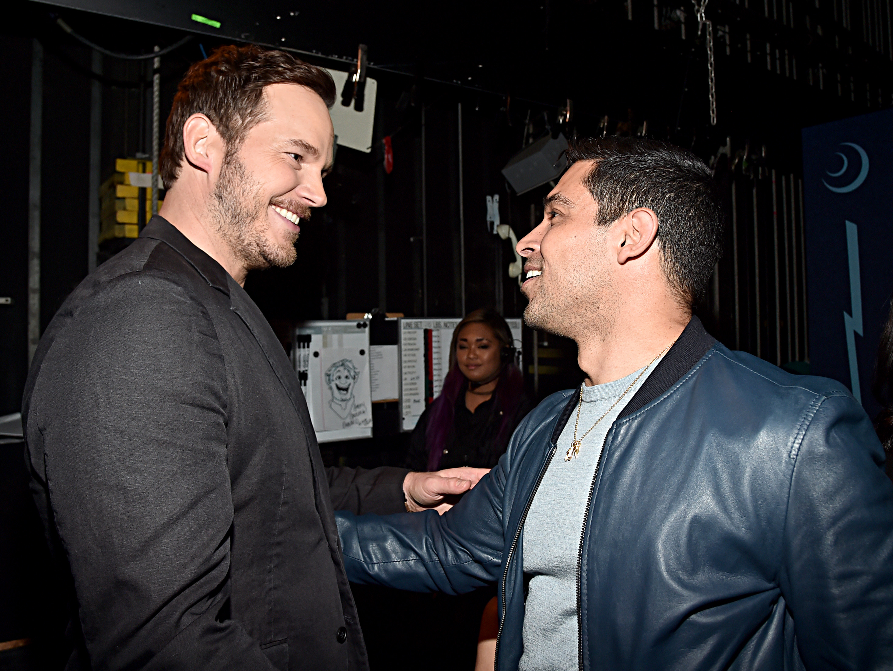 Valderrama saluda a Chris Pratt durante la premiere de "Onward". / Foto: Alberto E. Rodriguez, Getty Images for Disney