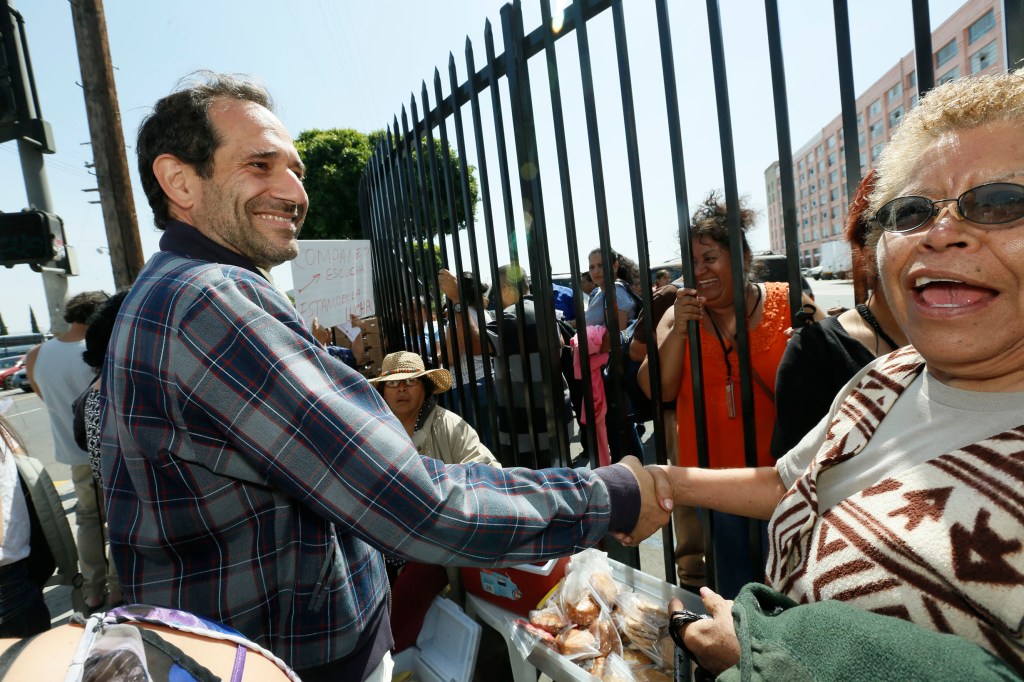 Dov Charney, ex presidente y fundador de American Apparel, saluda a trabajadores./Ciro Cesar