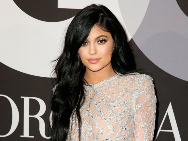 Kylie Jenner le saca partido a sus sensuales labios.