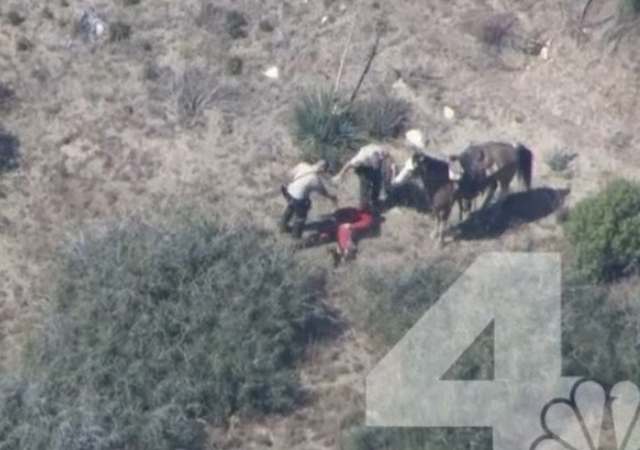 Imagen tomada del video de NBC4 de la golpiza a un hombre por al menos cinco agentes en San Bernardino.