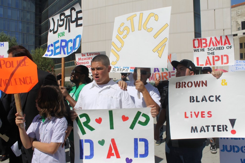 Familiares de Alex Navas se congregaron afuera del LAPD para protestar por su muerte.