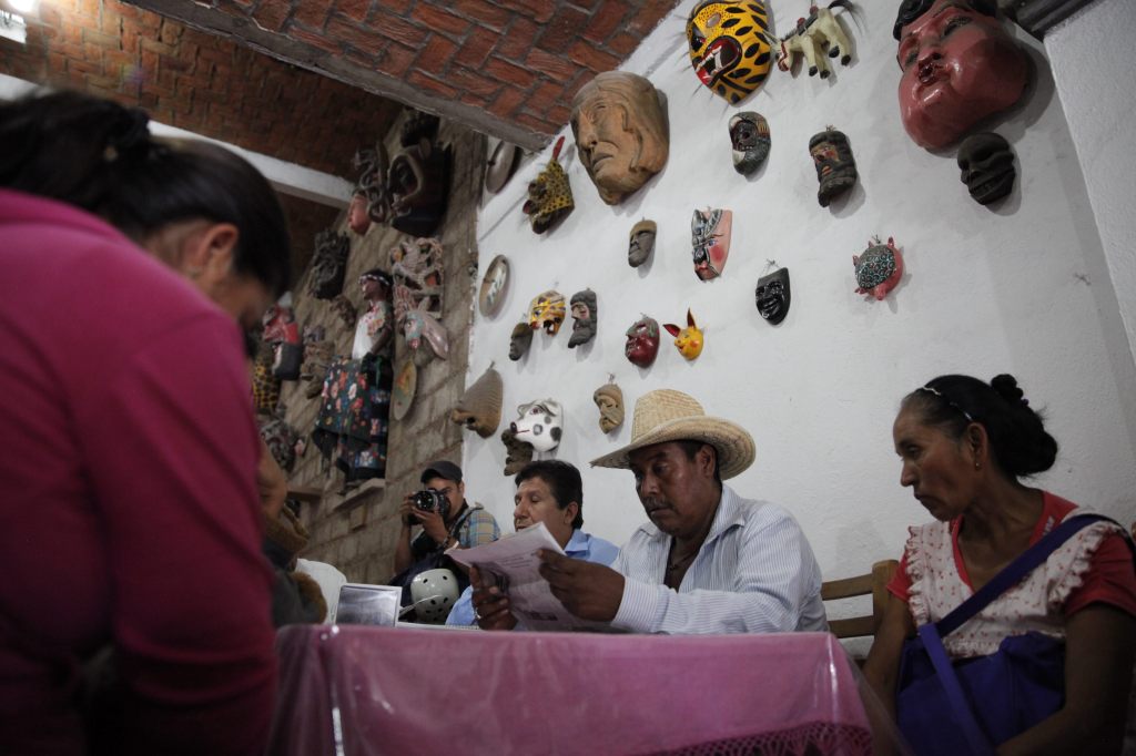 Familiares de los jóvenes desaparecidos en Chilapa durante una reunión con autoridades el 26 de mayo de 2015.